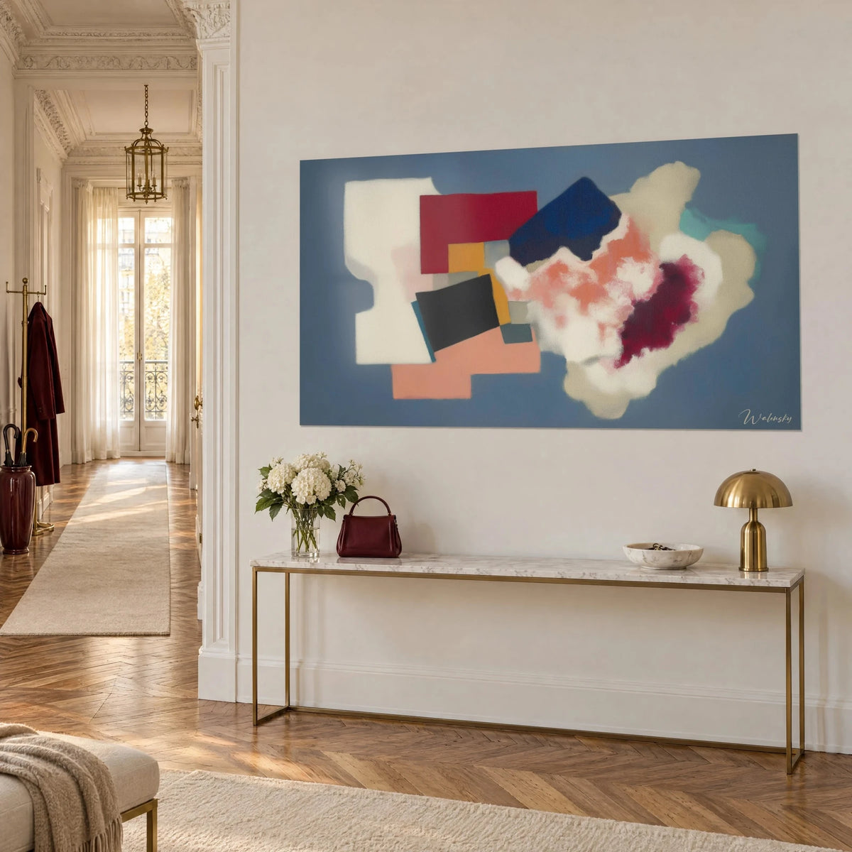 Quadro composizione astratta di rettangoli bordeaux, ocra e neri con una nuvola rosa salmone, vista di tre quarti, consolle dorata