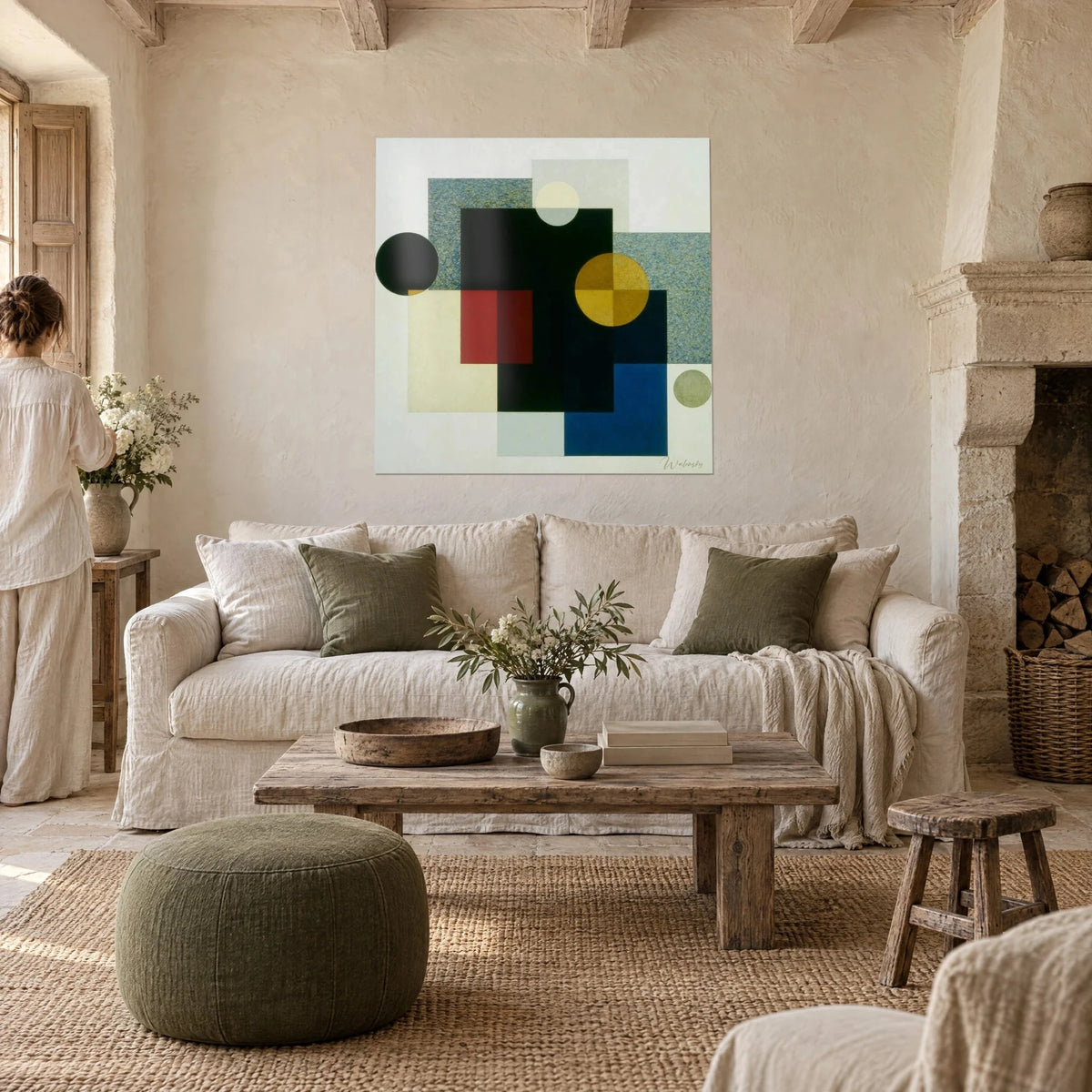 Tableau carrés noir, rouge brique et bleu outremer croisés de disques dorés, au-dessus d'un canapé dans un salon lumineux
