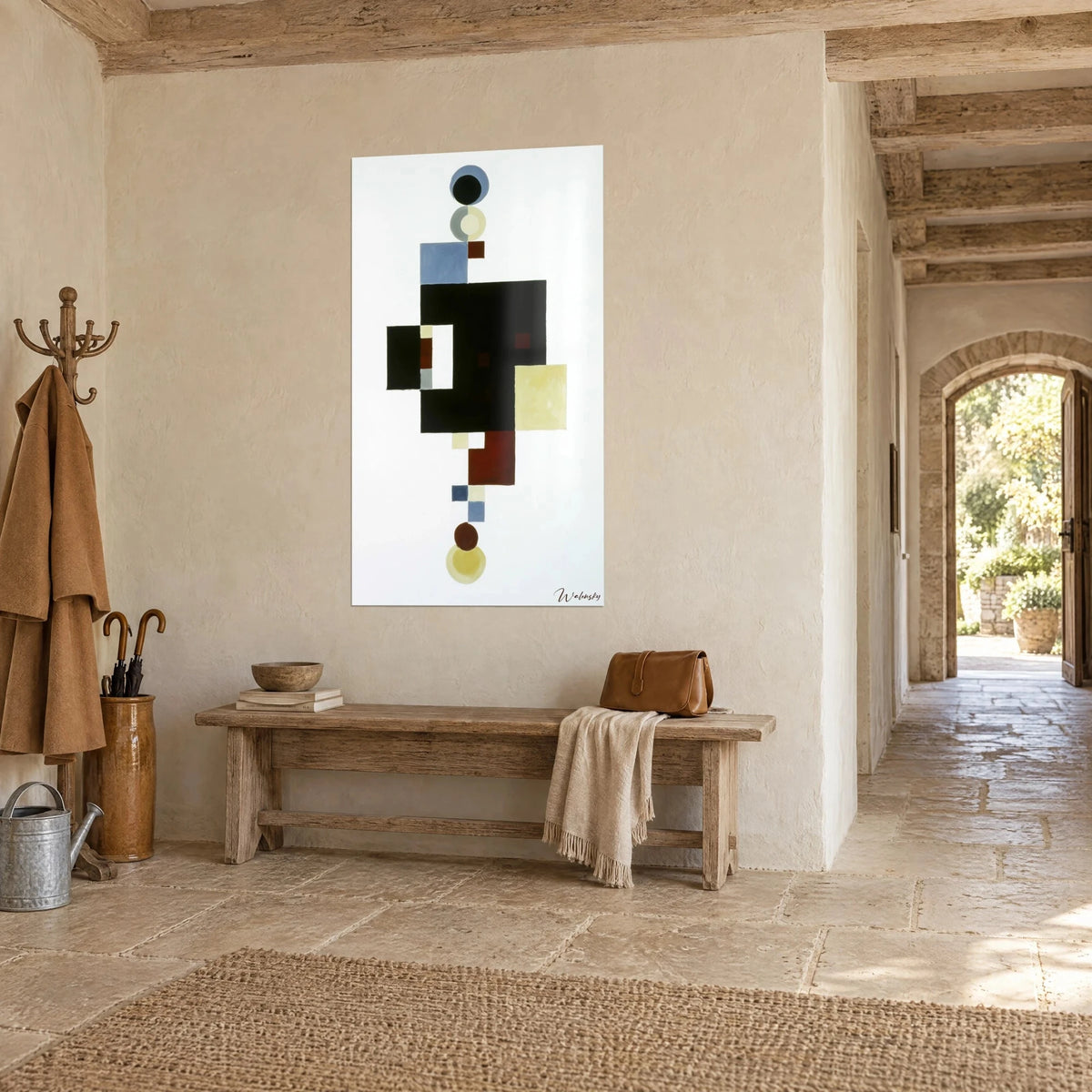 Quadro figura costruttivista di quadrati marroni e neri inquadrata a tre quarti, nei toni dell'ocra e del blu, decora una parete di pietra chiara