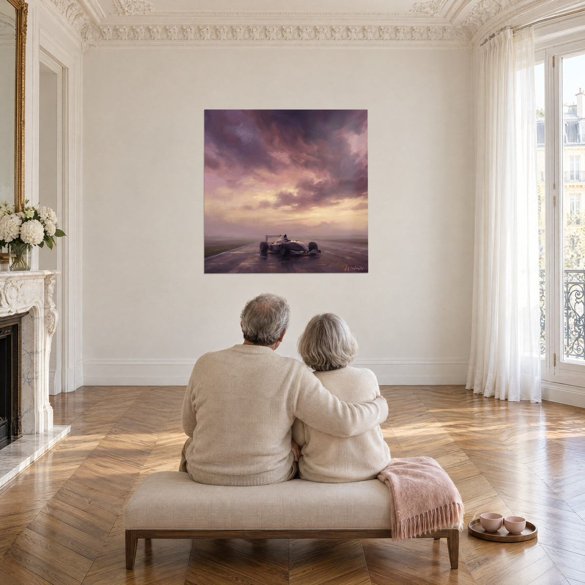 Schilderij van één Formule 1-wagen op een glimmend circuit, onstuimige lila en amberkleurige lucht, bekeken door een ouder stel dat met de rug naar de kijker zit
