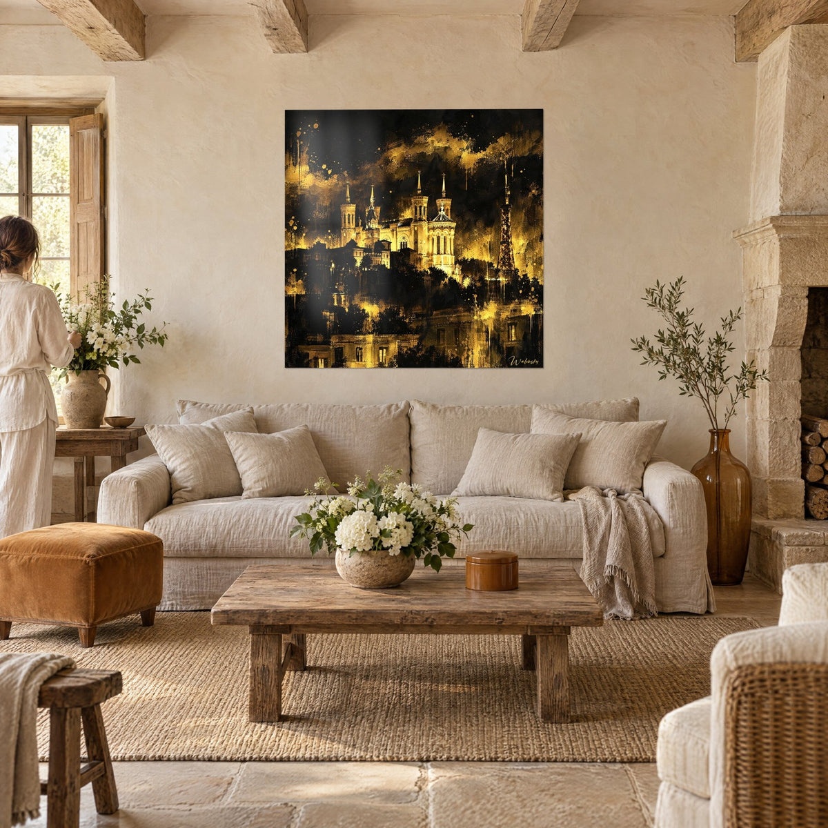 Gemälde Basilika in Gold mit vier beleuchteten Türmen auf schwarzem und goldenem Grund, über einem Sofa in einem hellen Wohnzimmer
