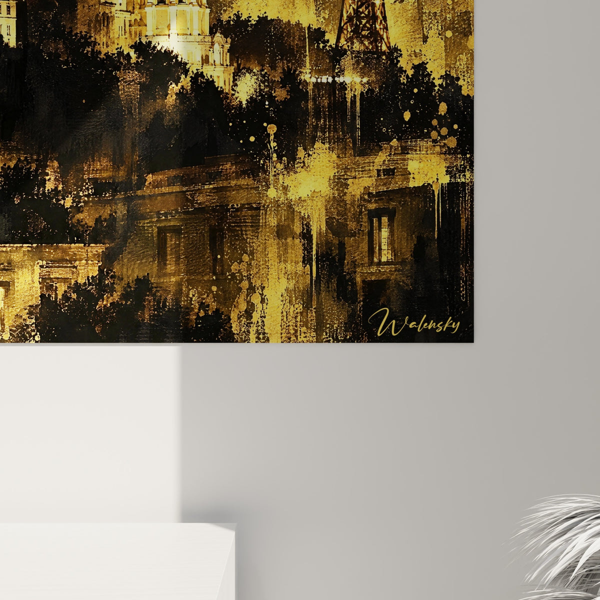 Détail des coulures dorées et textures noires sur la toile, grain visible et éclaboussures picturales