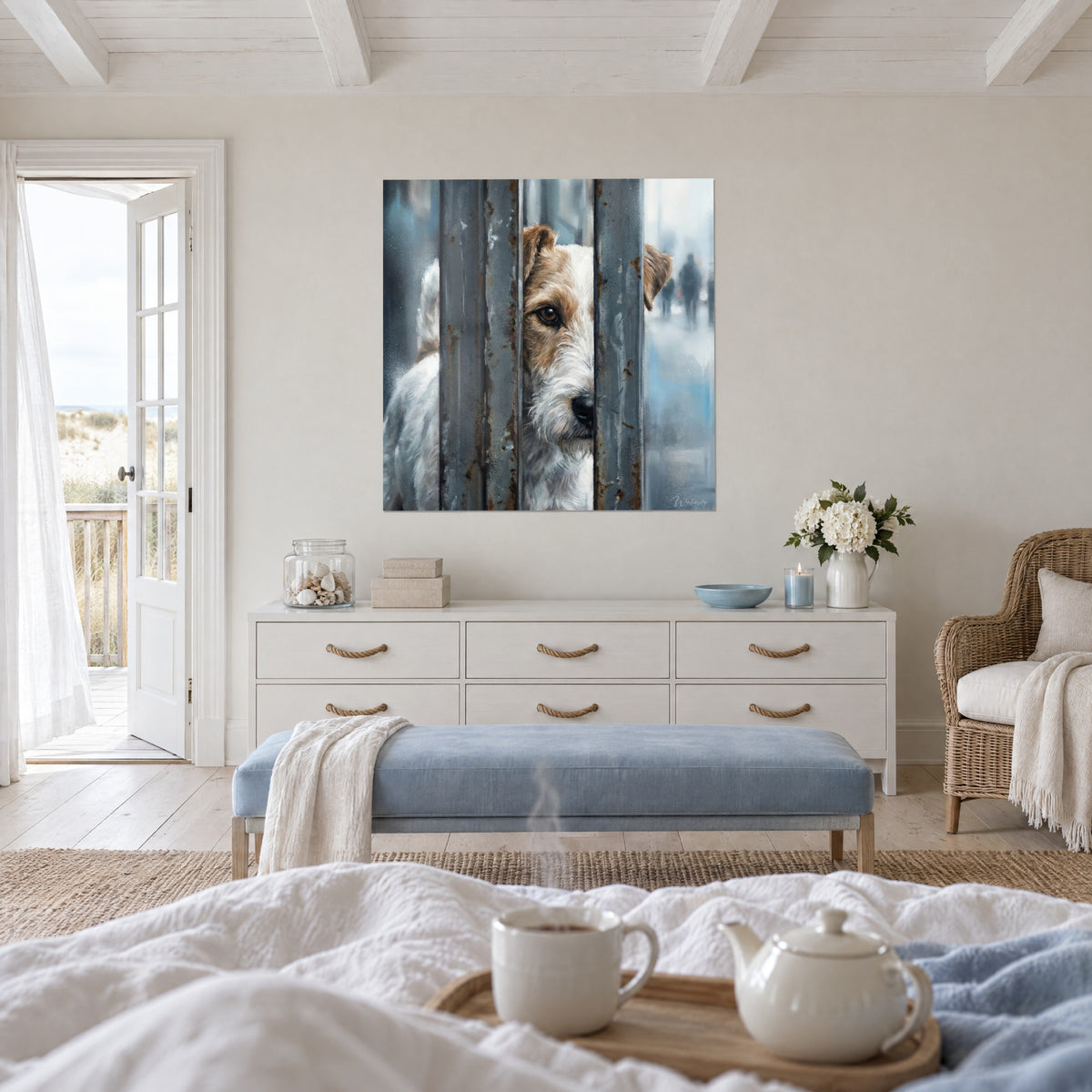 Πίνακας βλέμμα ενός λευκού και καραμελέ Jack Russell ανάμεσα σε σκουριασμένα γκρι-μπλε κάγκελα, πάνω από ένα κρεβάτι σε φωτεινή κρεβατοκάμαρα