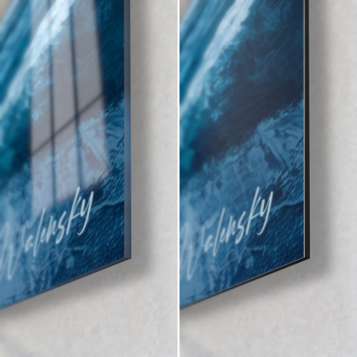 Tableau falaises et vagues déferlantes, coin bas droit : signature blanche, bleu marine, reflets sur verre brillant et Dibond mat