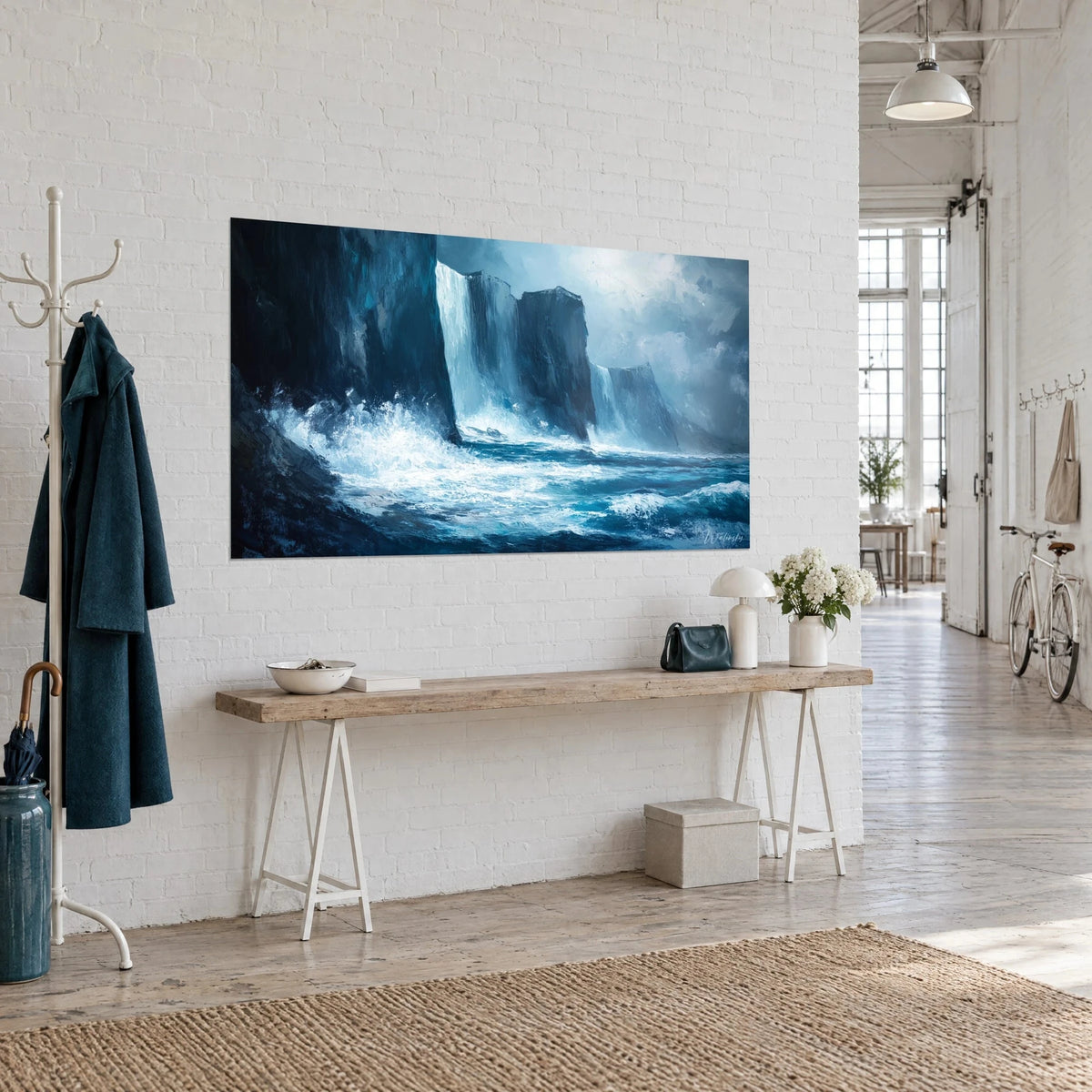 Tableau cascade glacée dévalant des parois d'encre, écume blanche et bleu profond, mur de briques blanches d'un loft