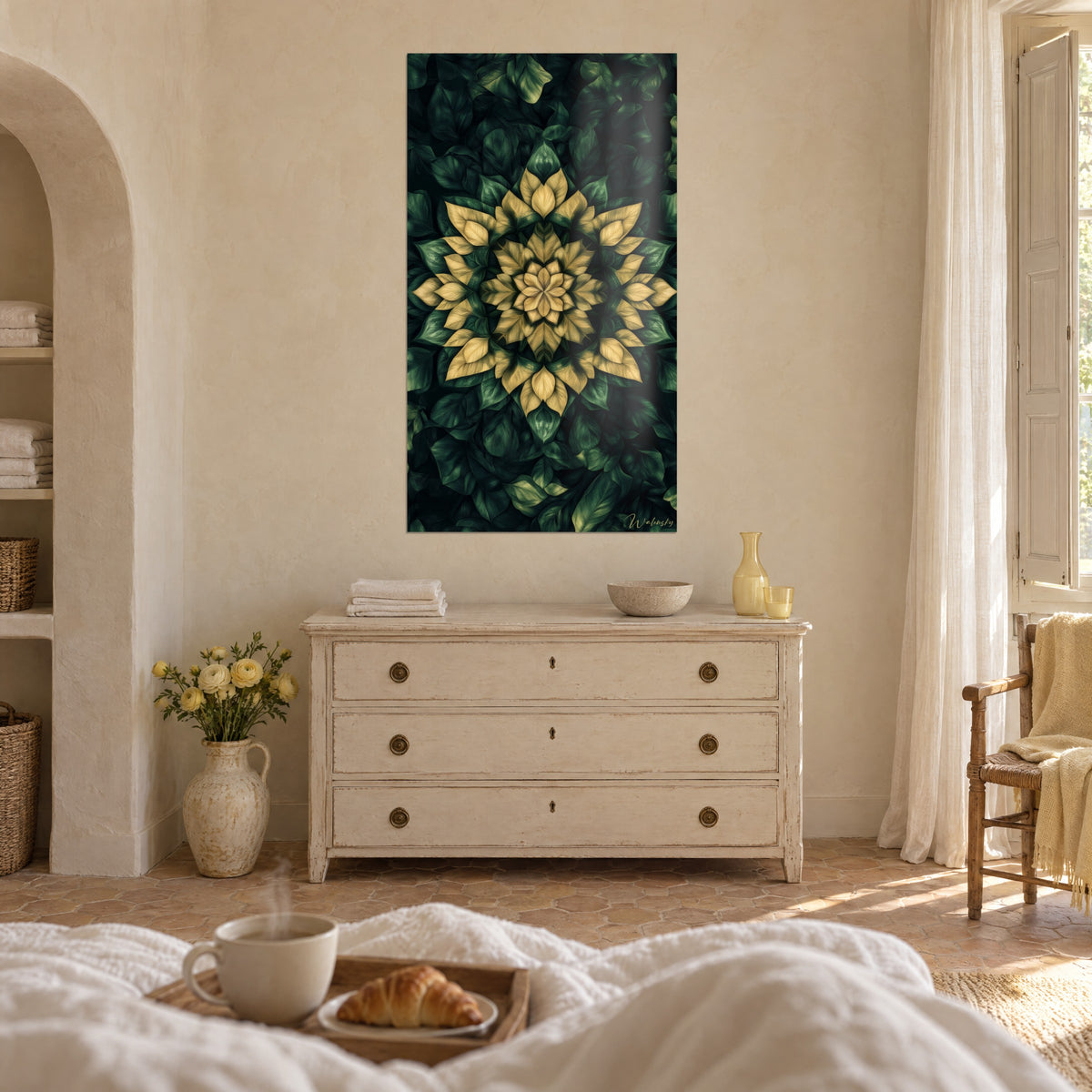 Cuadro flor fractal de hojas doradas sobre follaje verde, encima de una cama en un dormitorio luminoso