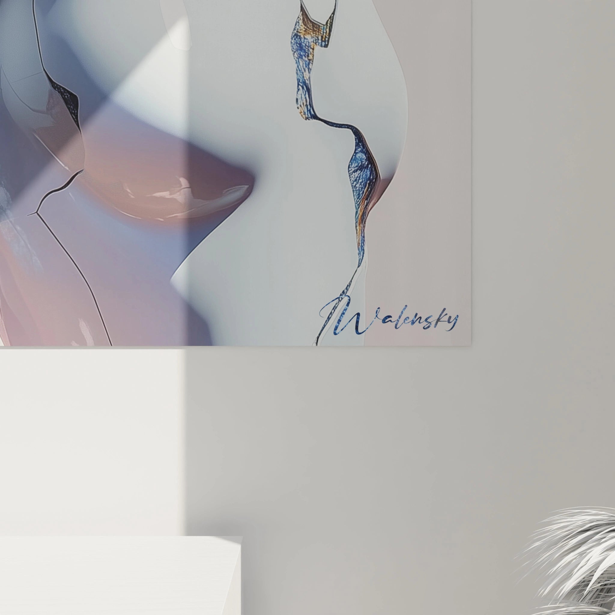 Un tableau artistique abstrait mettant en avant une composition féminine, mêlant des teintes blanches, noires et dorées, avec des textures douces et des effets de contraste visuel.