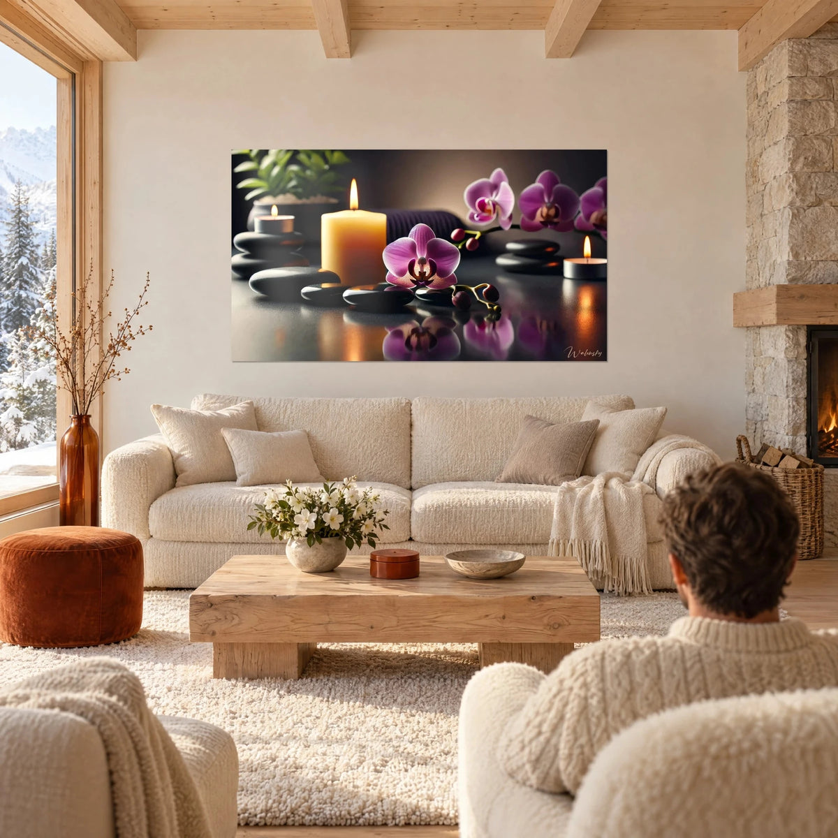 Tableau orchidée rose pourpre entre galets noirs et bougie jaune, accroché au-dessus d'un canapé dans un salon lumineux
