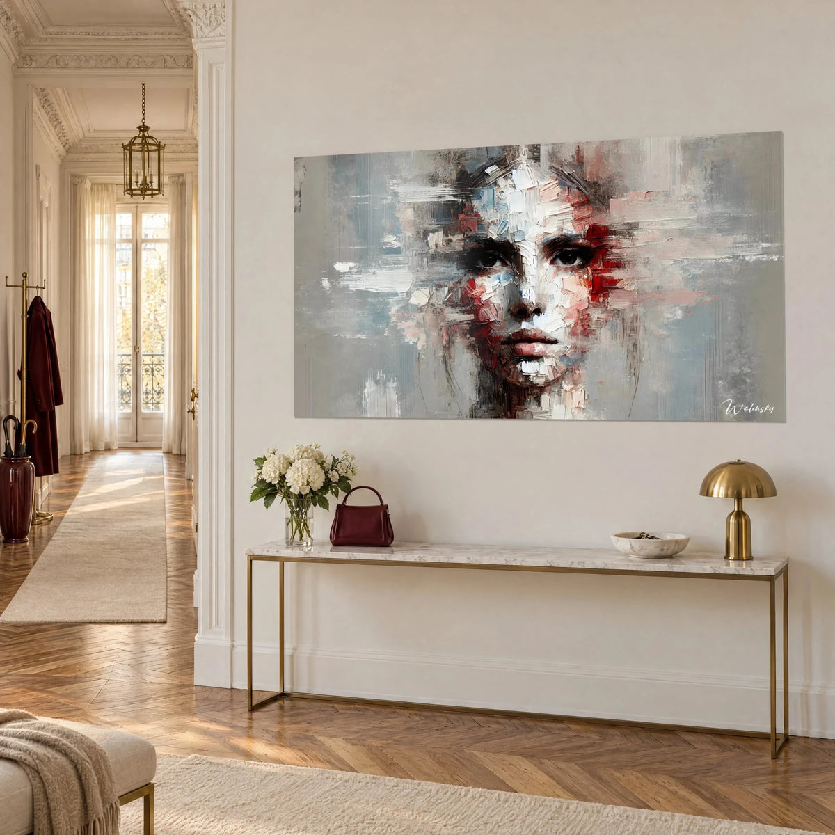 Tableau visage éclaté en coups de spatule blancs, rouge sang et bleu-gris, au-dessus d'une console dorée, appartement haussmannien