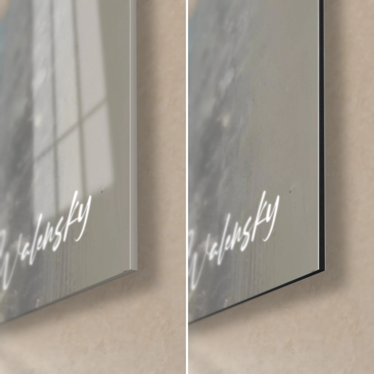 Gemälde abstraktes Gesicht, weiße Signatur, glänzendes Glas und mattschwarzes Dibond, 3 mm Kante, untere rechte Ecke einer Wand