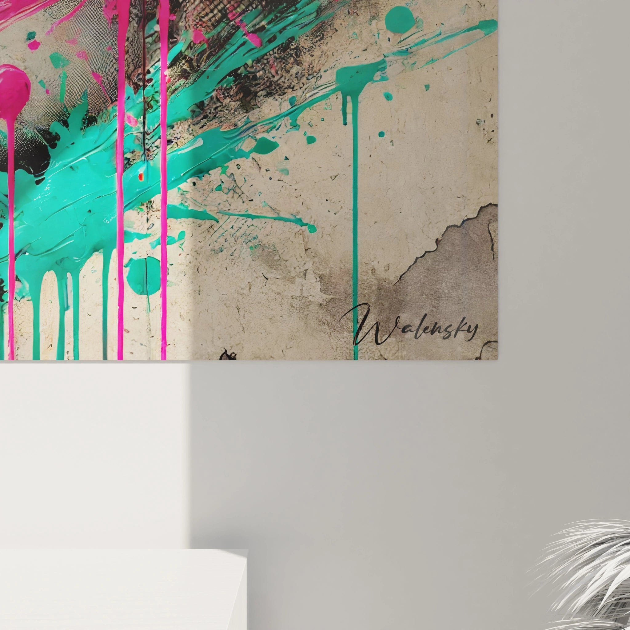 En gros plan, les détails de ce tableau graffiti révèlent une harmonie parfaite entre l'énergie brute des graffitis et la finesse d'un portrait féminin.