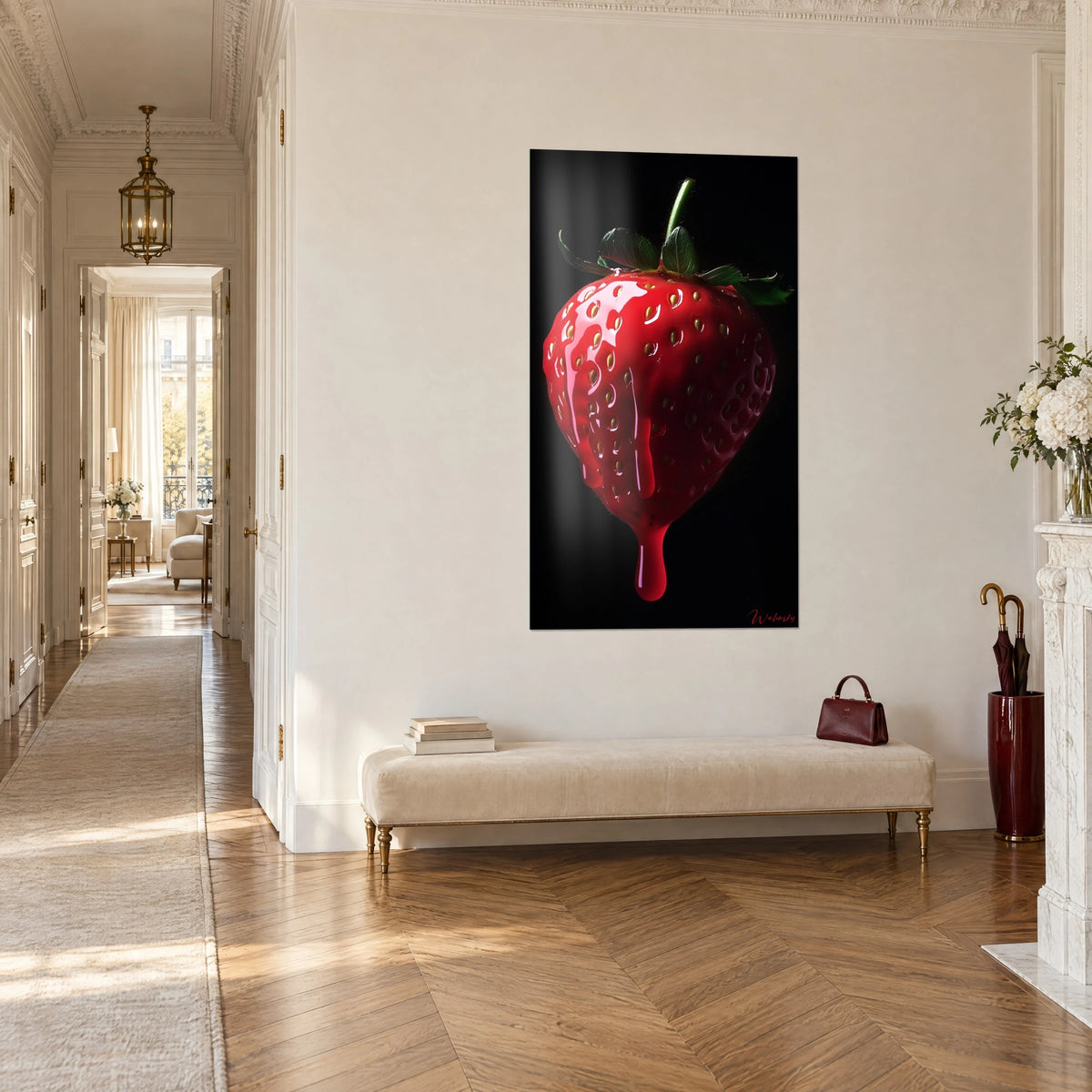 Cuadro gran fruto escarlata con jarabe goteando, hojas verde oscuro, suelo de parquet claro, pasillo haussmanniano en tres cuartos