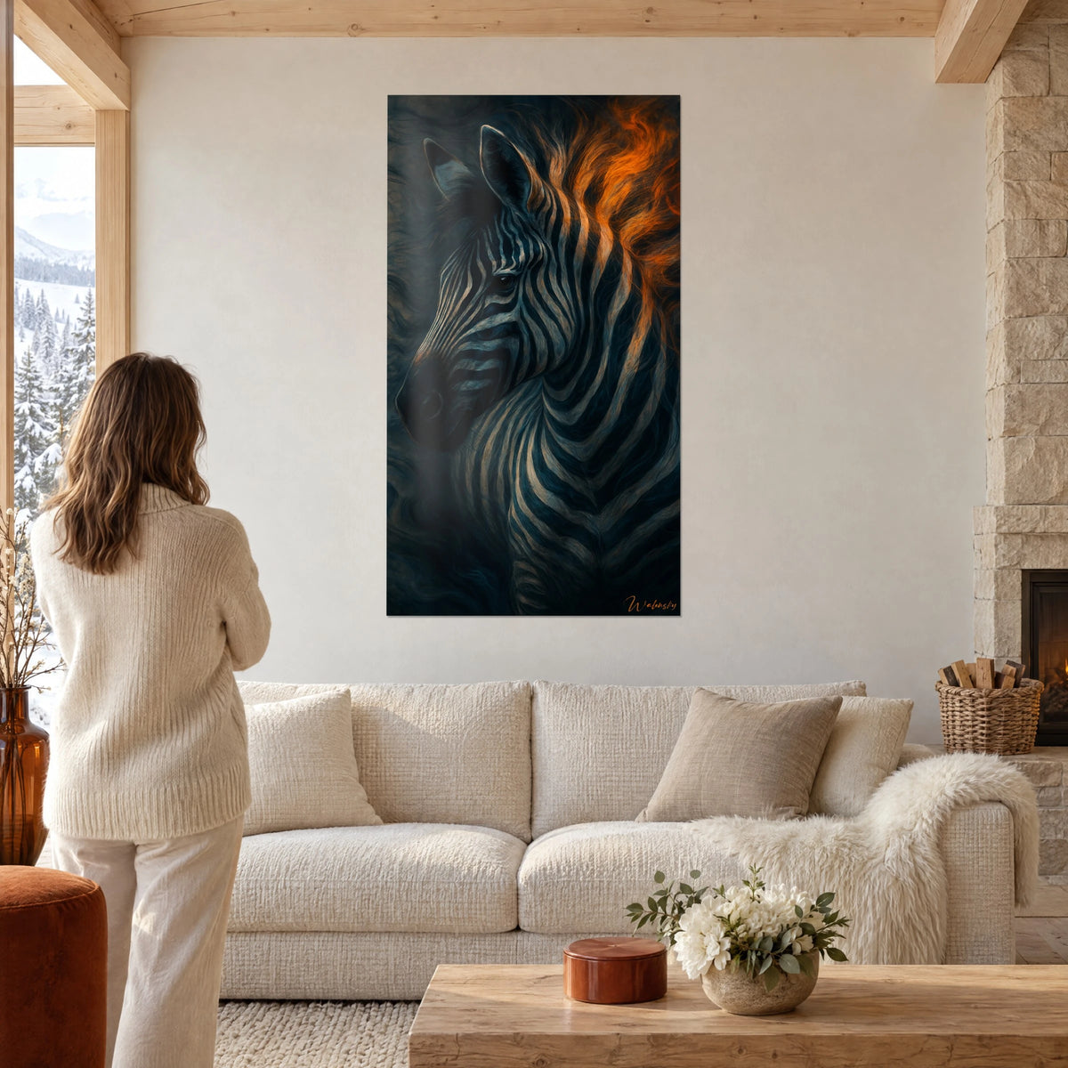 Tableau zèbre de profil aux rayures noires et crème, crinière orange flamboyante, femme de dos au-dessus d'un canapé dans un salon lumineux