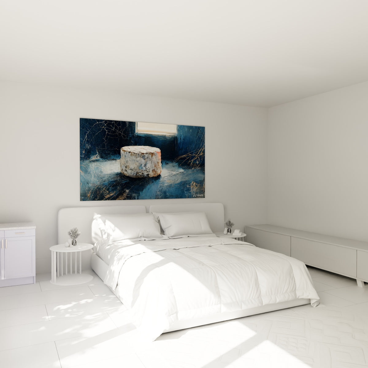 Fromage affiné aux tons bleu marine et dorés accroché au-dessus d'un lit dans une chambre claire