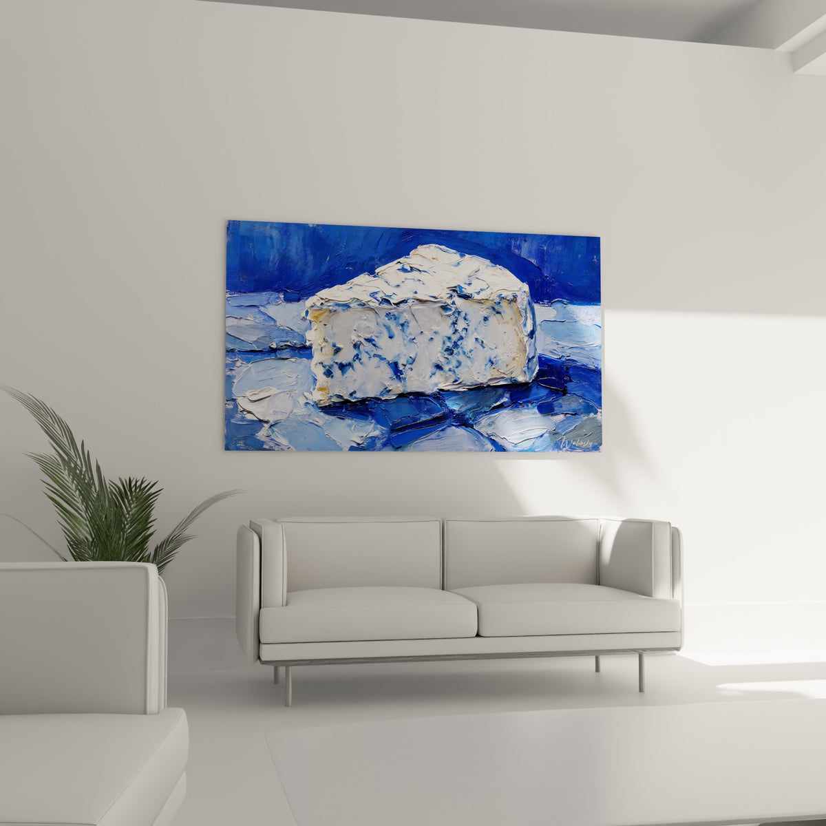 Fromage veiné de bleu profond et blanc crème, tableau accroché au-dessus d'un canapé dans un salon lumineux