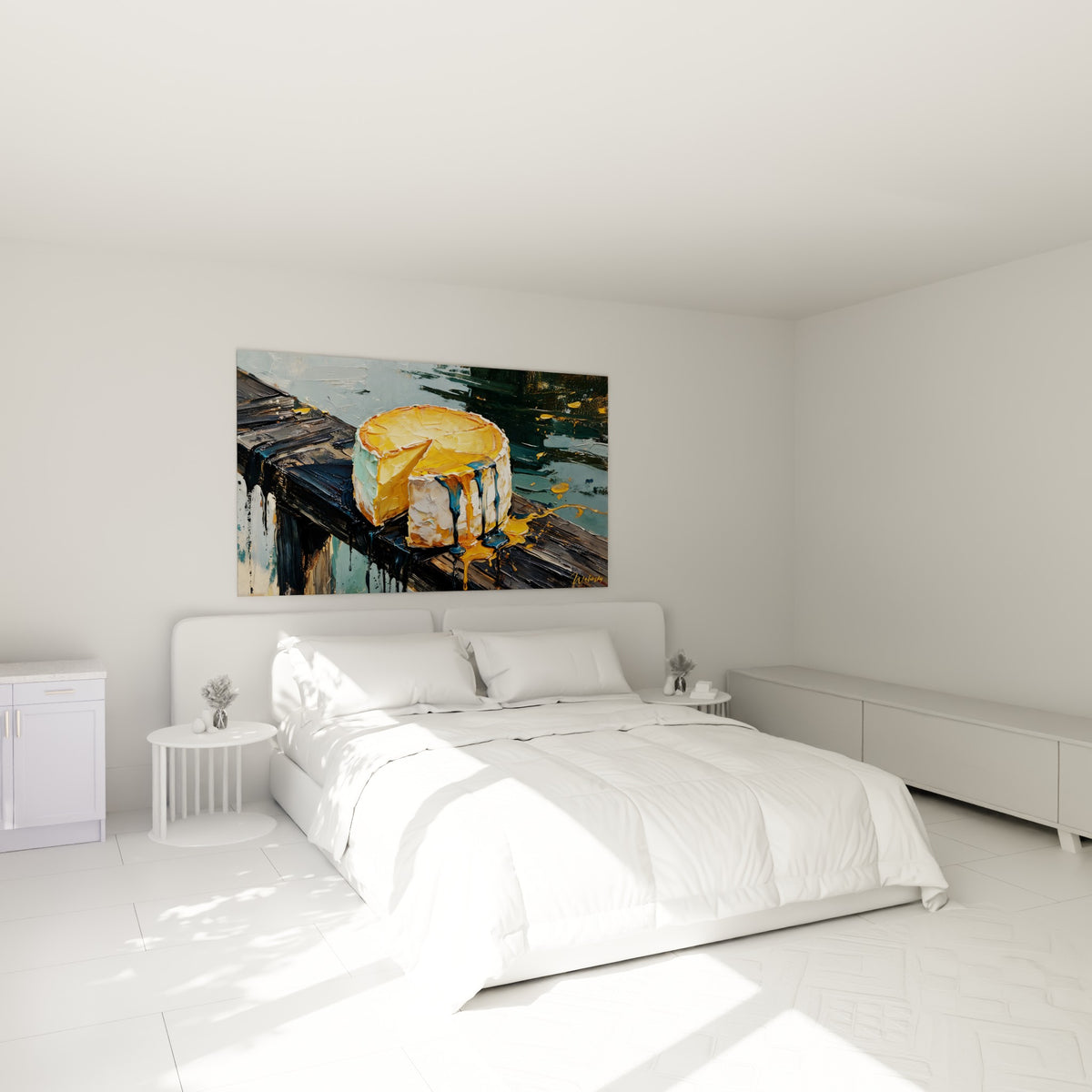 Fromage doré et bleu marine peint au couteau, accroché au-dessus d'un lit dans une chambre claire