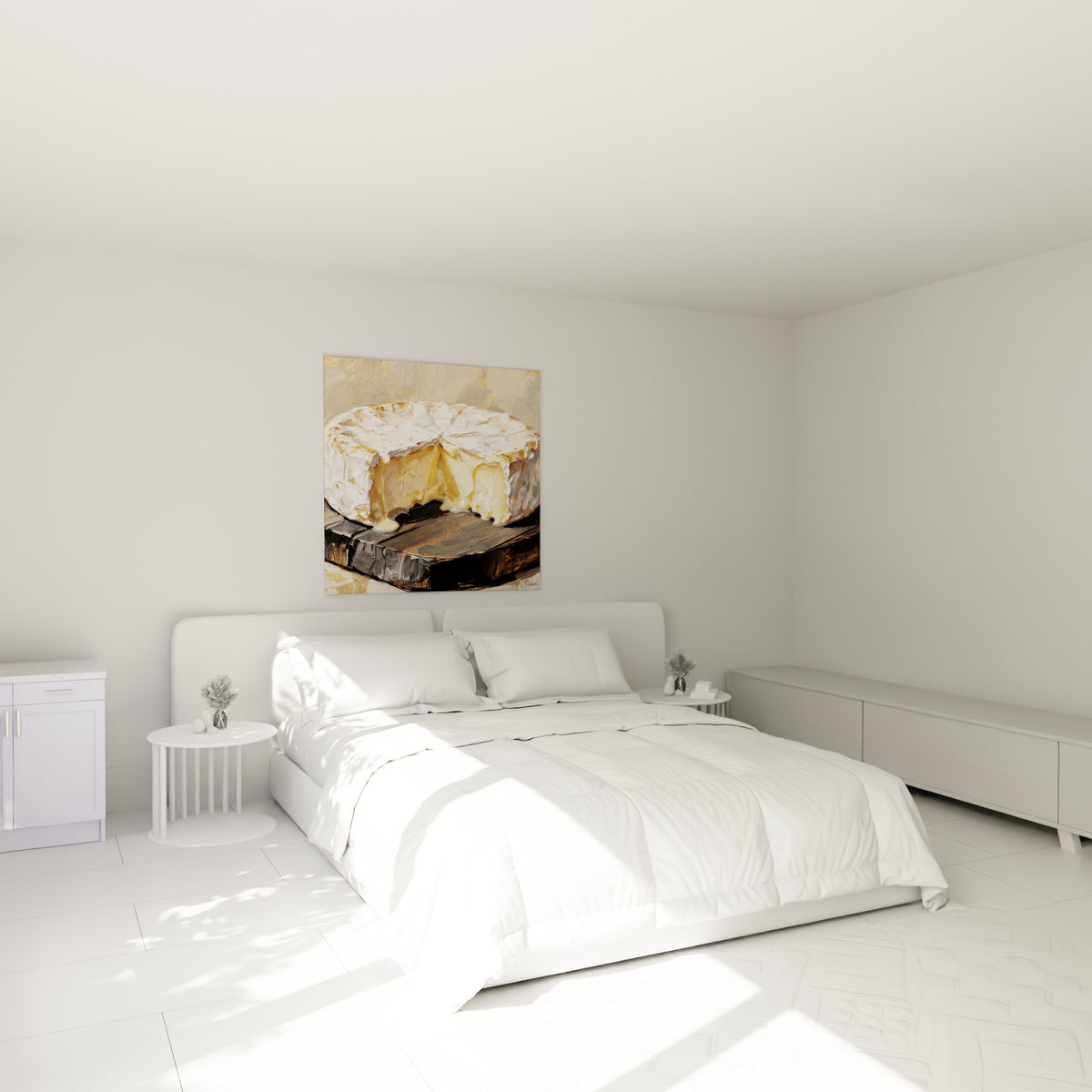 Fromage coulant blanc et doré peint, au-dessus d'un lit dans une chambre claire.