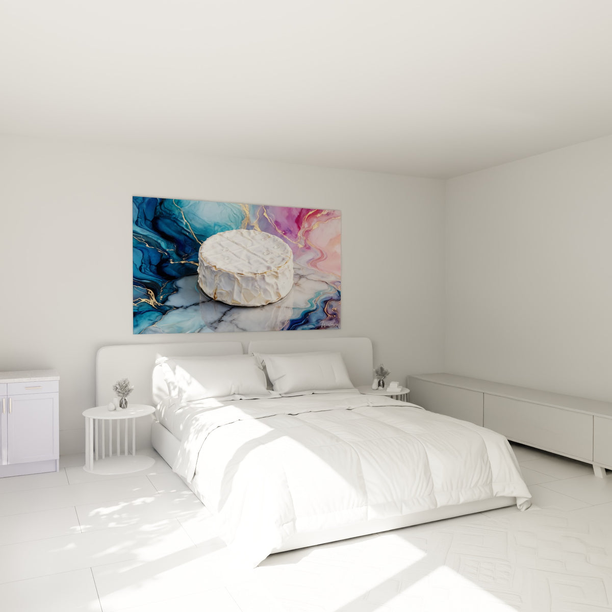 Meule de camembert doré sur fond marbré bleu et rose, au-dessus d'un lit dans une chambre claire