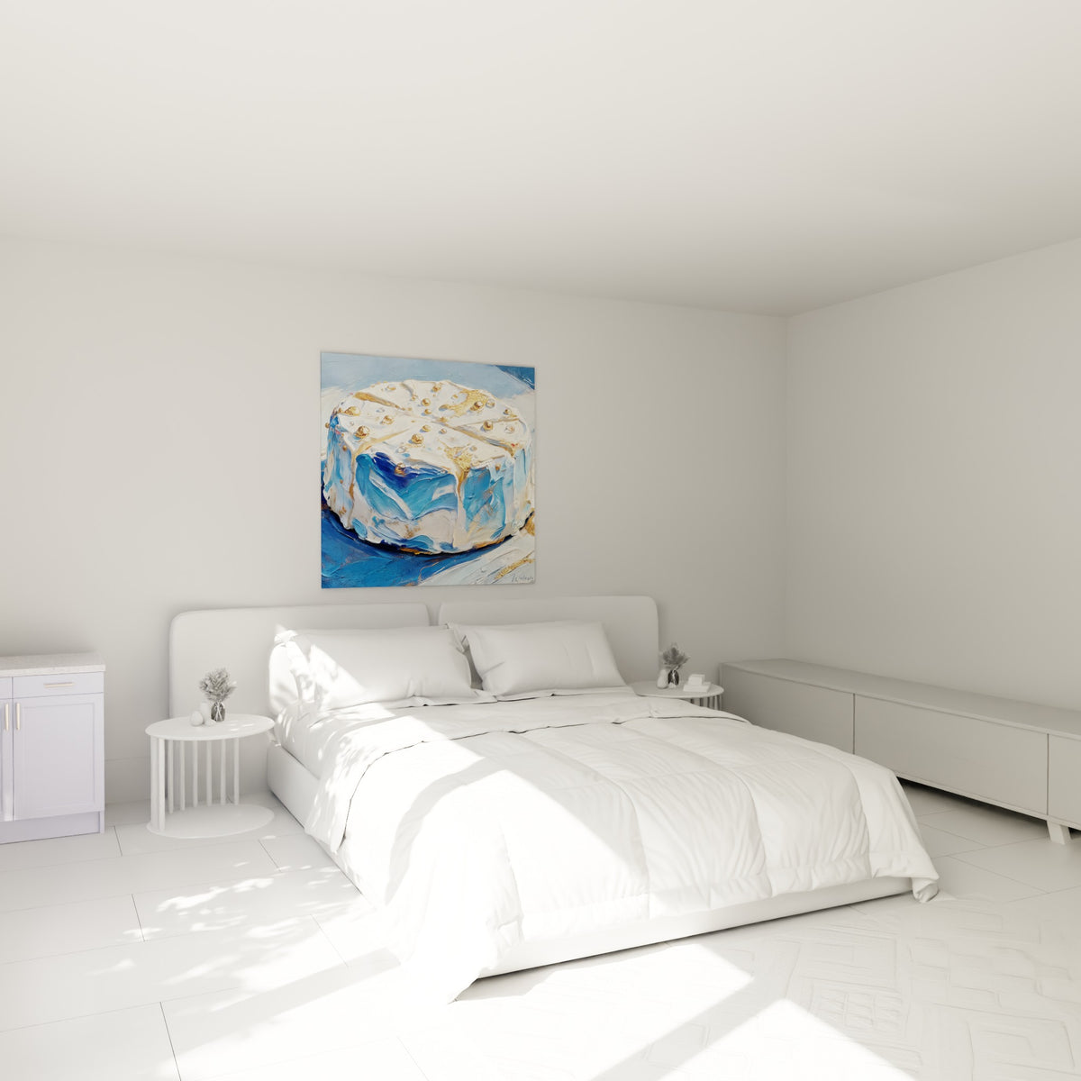 Fromage crémeux blanc et bleu marine, empâtements dorés, accroché au-dessus d'un lit dans une chambre claire