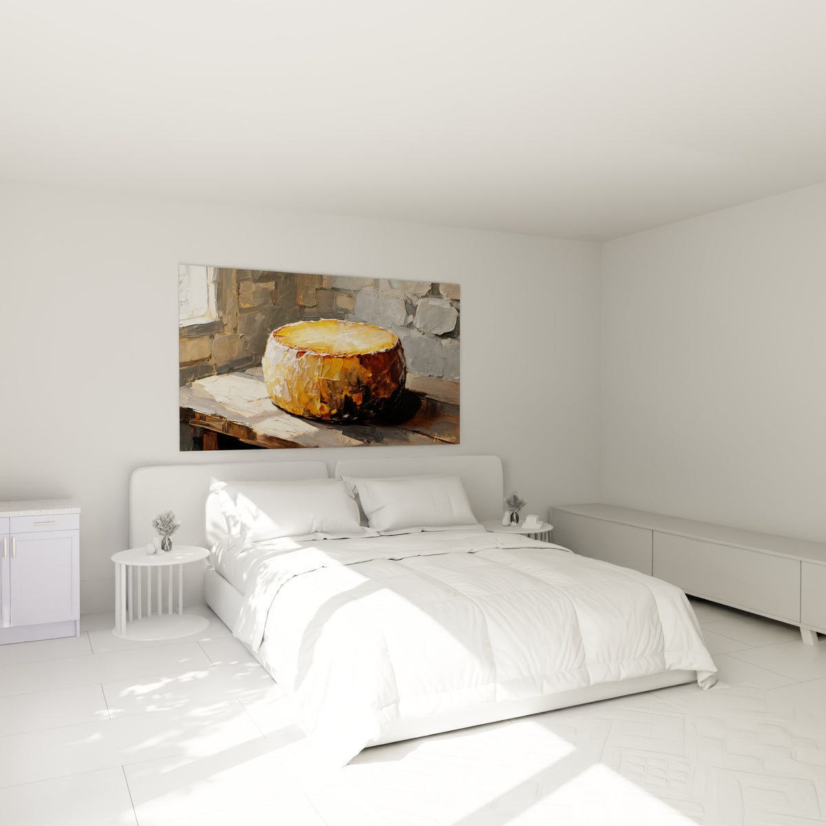 Meule de fromage ambrée et grise accrochée au-dessus d'un lit dans une chambre claire