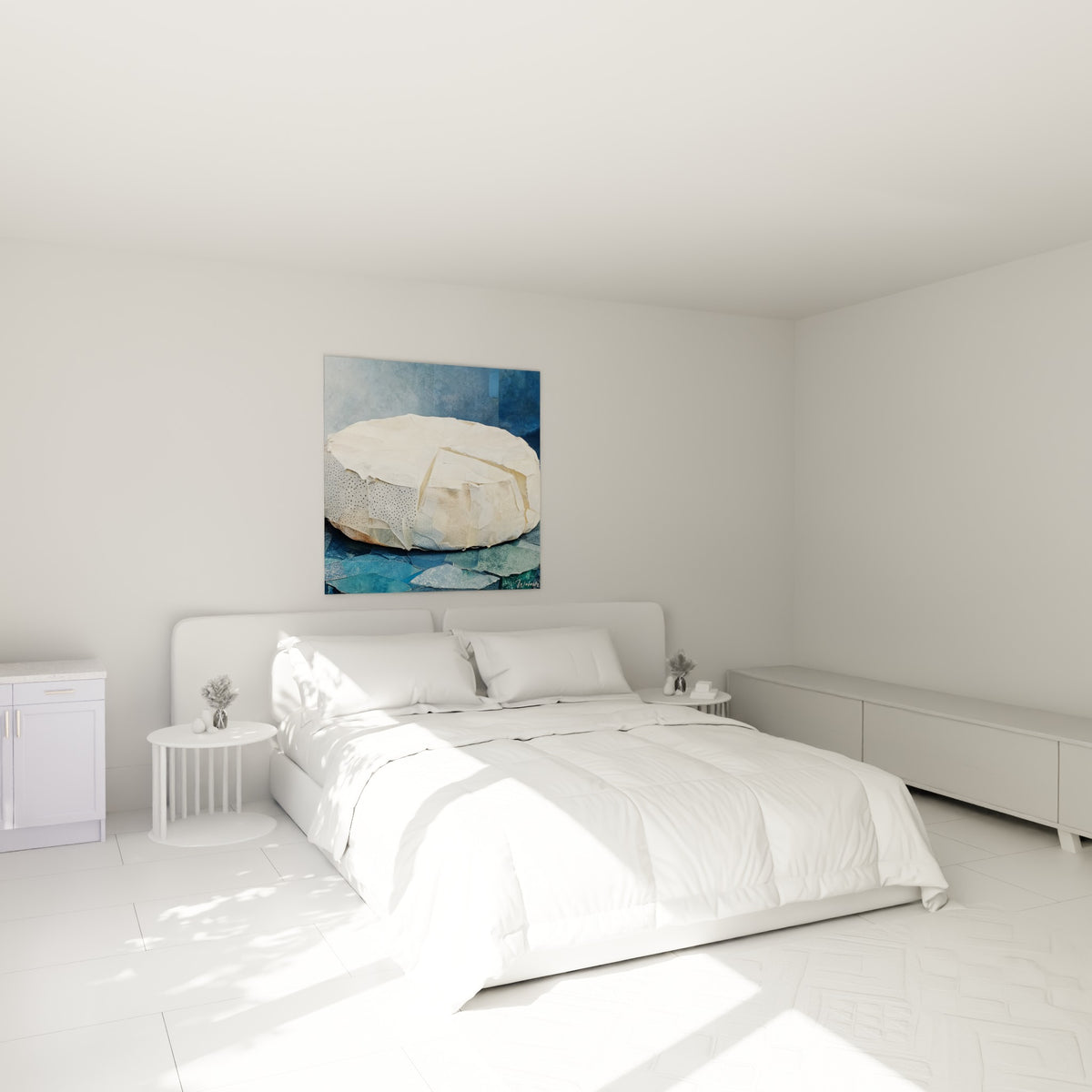 Fromage ivoire et bleu marine, croûte granuleuse, au-dessus d'un lit dans une chambre claire