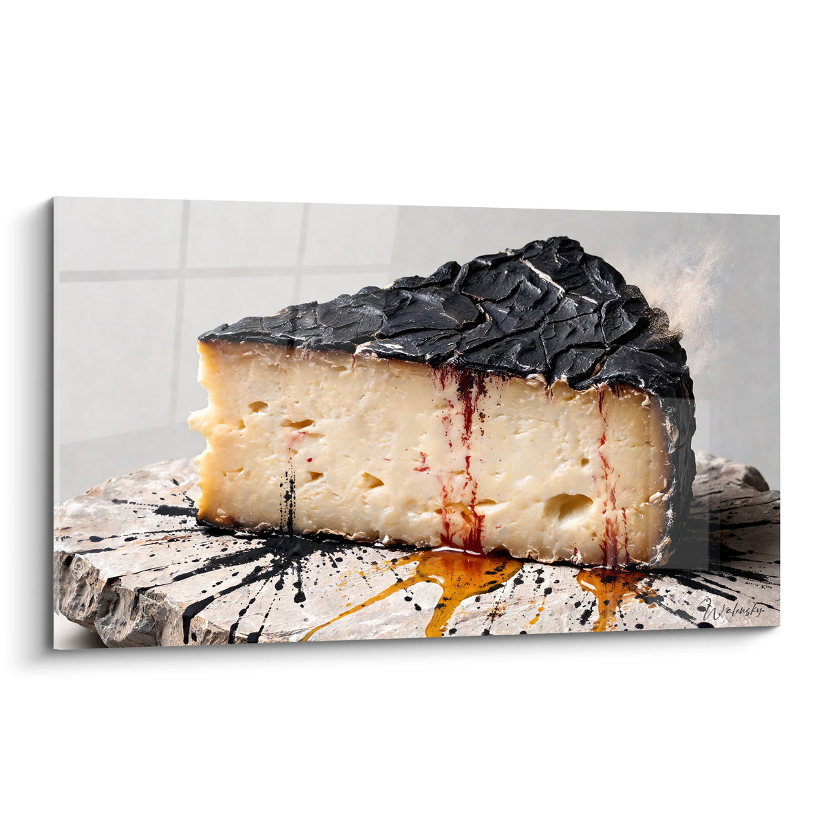 Fromage à croûte noire craquelée et pâte ivoire, coulée pourpre visible sur socle en pierre grise
