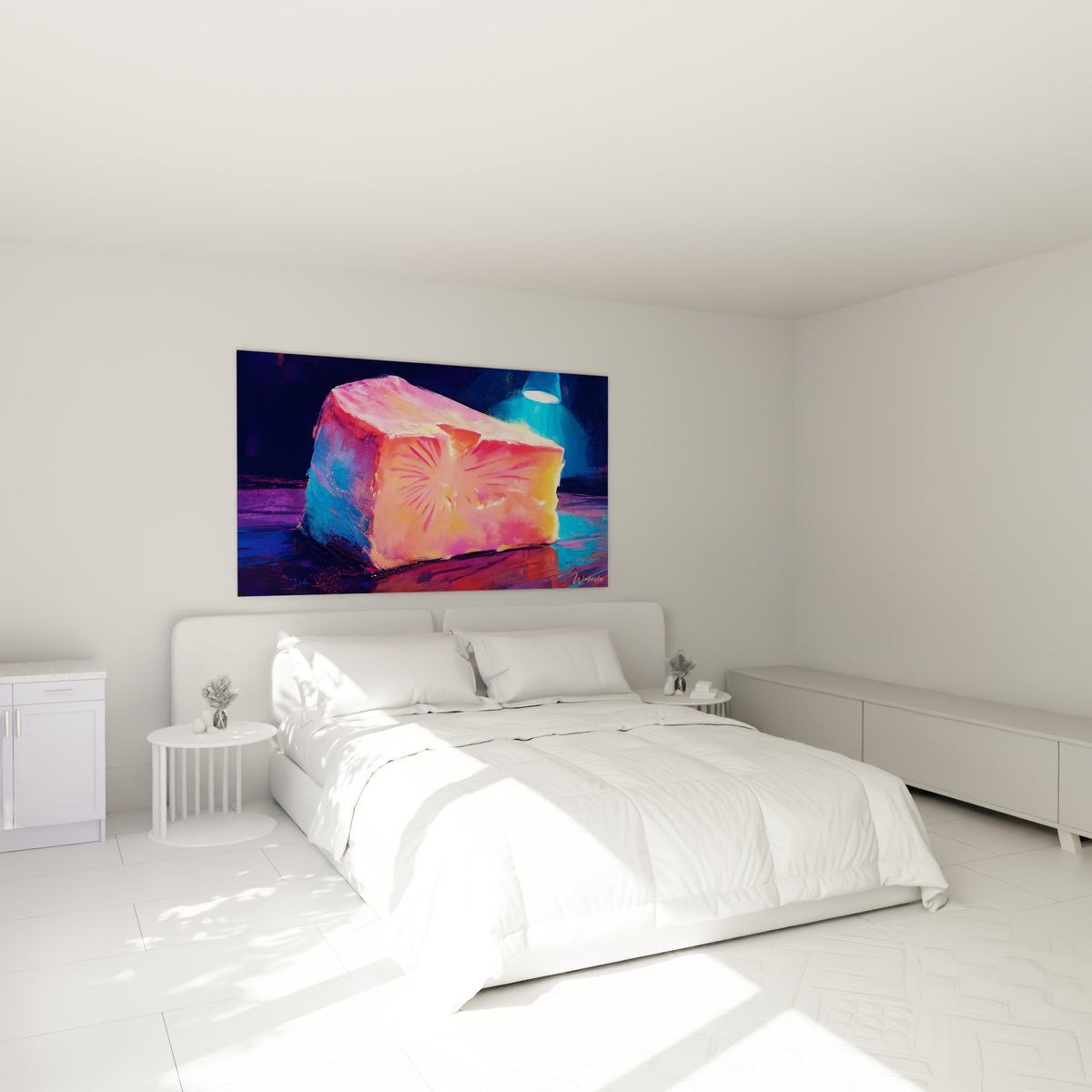 Fromage rose fluorescent et bleu nocturne accroché au-dessus d'un lit dans une chambre claire