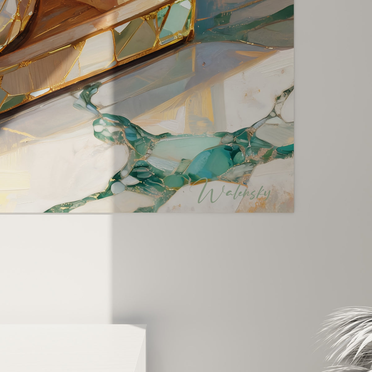 Détail des éclats dorés et turquoise sculptant la croûte du fromage, matière brillante et texturée