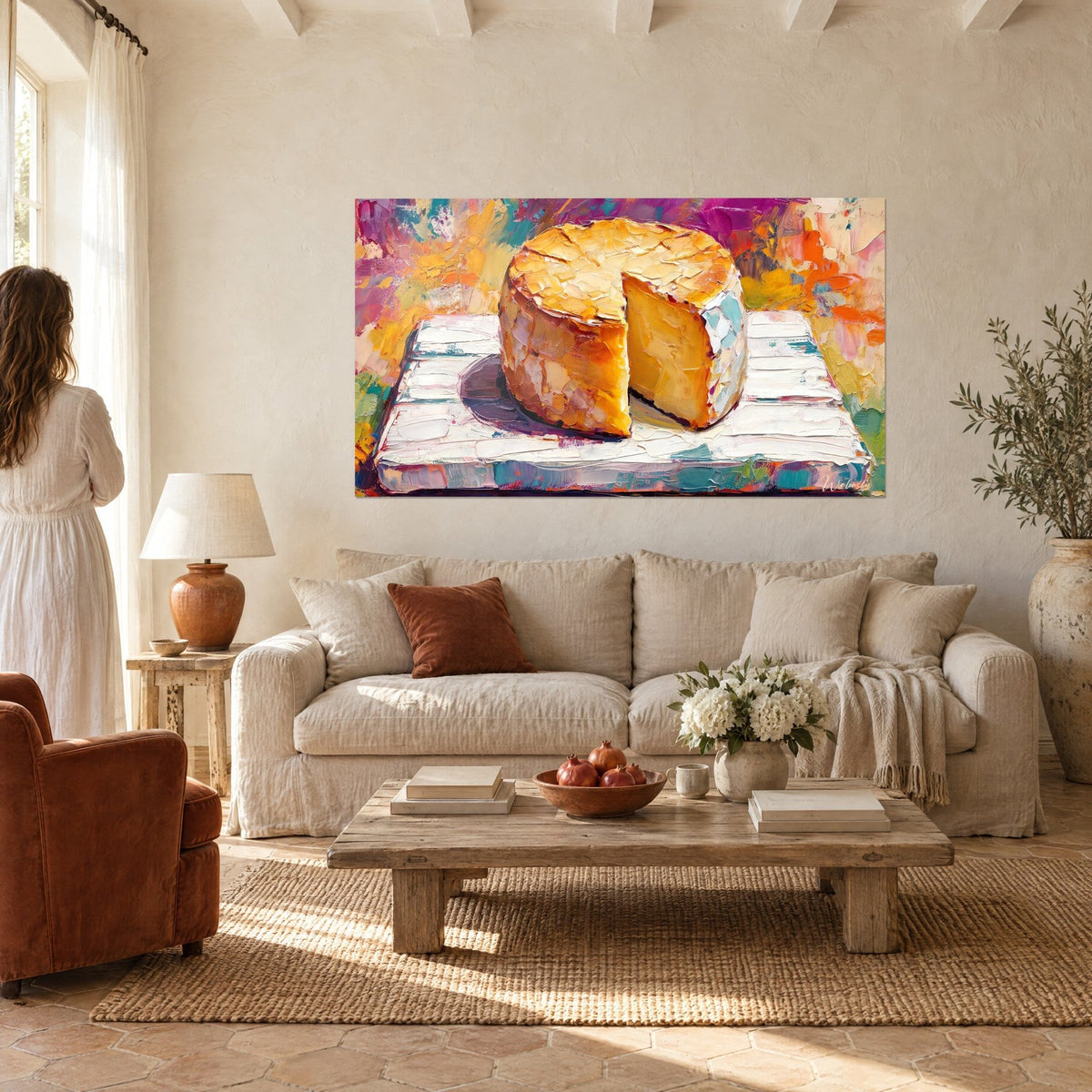 Tableau meule de fromage entamée, croûte orange et crème sur fond violet, au-dessus d'un canapé dans un salon lumineux
