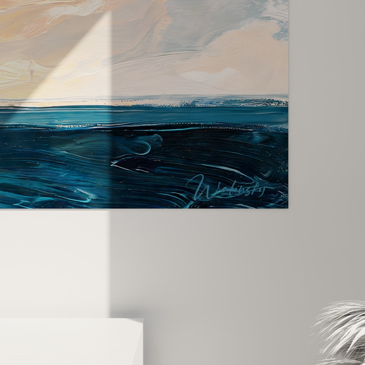 Empâtements bleu marine et touches dorées se mêlant en gros plan sur la surface peinte de l'œuvre