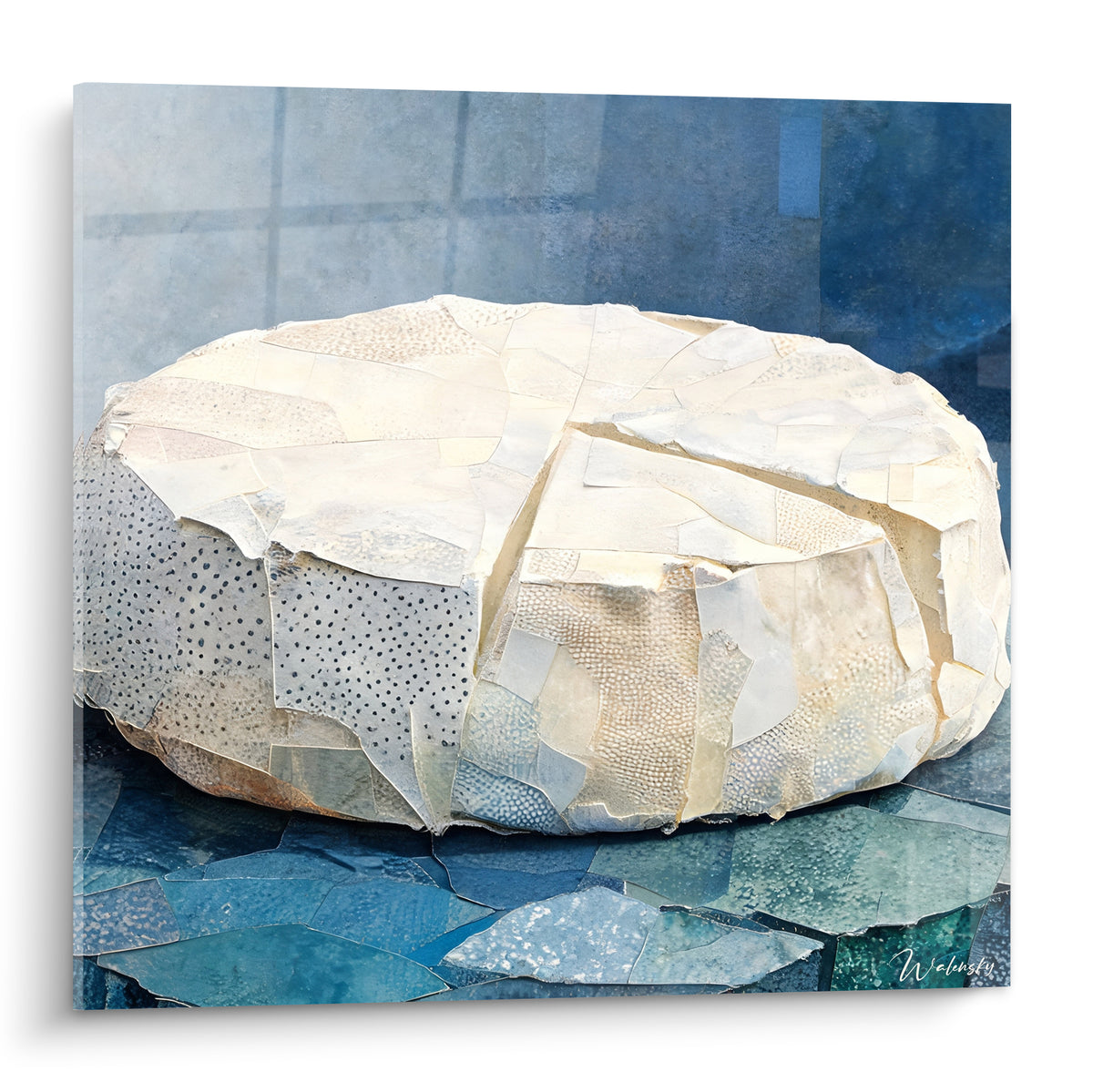 Meule de fromage ivoire entamée, croûte froissée, fond bleu ardoise texturé et graphique