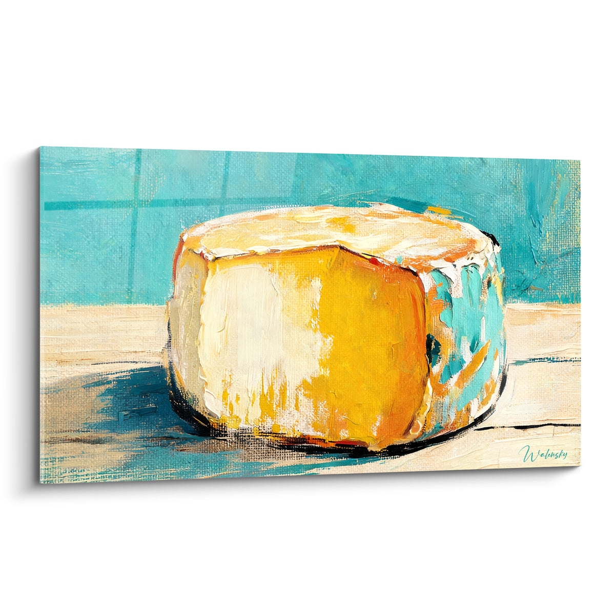 Meule de fromage ocre et turquoise peinte en gros plan, croûte texturée sur fond carrelé bleu.