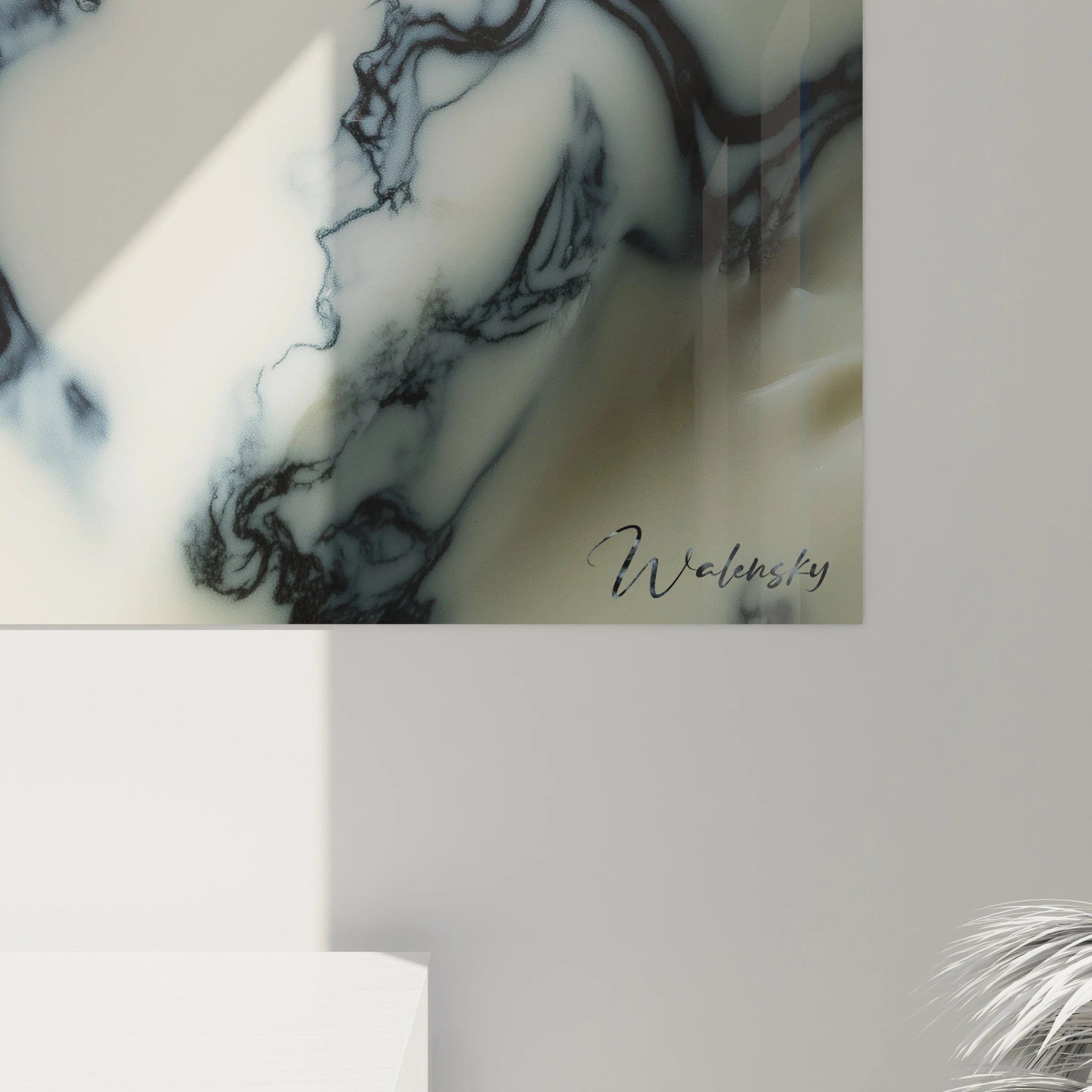 Un tableau fromage abstrait aux nuances beige et noir, caractérisé par des veinures dispersées et un effet de fusion de matiÚres, avec des zones lisses contrastant avec des parties granuleuses.