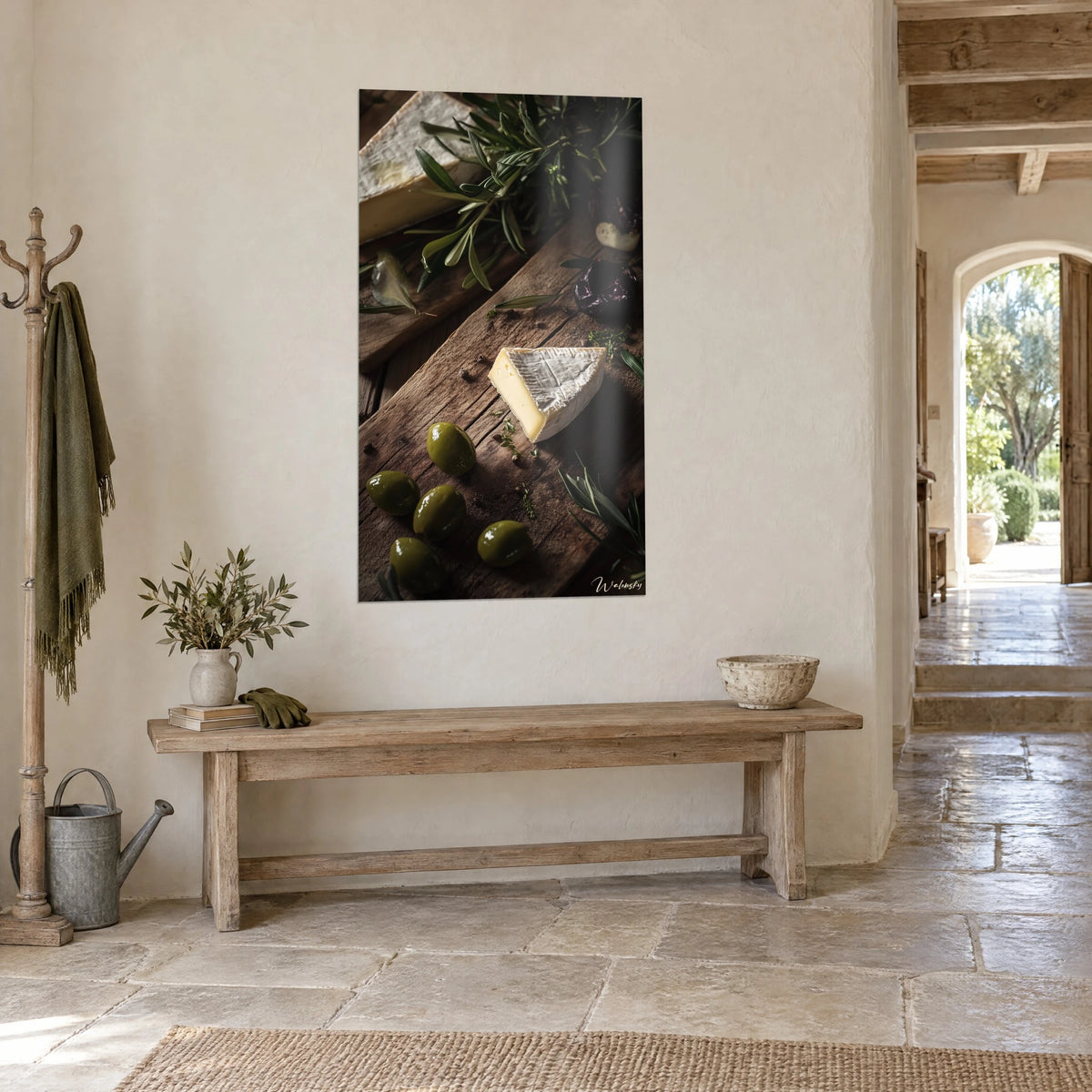 Quadro spicchio di brie a crosta bianca tra olive lucide verde muschio e legno bruno, vista a tre quarti, ingresso in pietra
