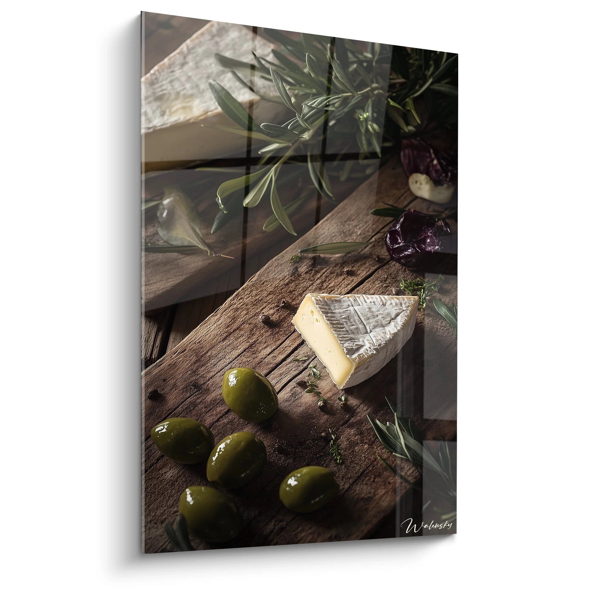 Un tableau fromage représentant un plateau avec du fromage à croûte blanche, des olives vertes brillantes et des herbes sur une planche en bois rustique, aux teintes beige, blanc et vert.