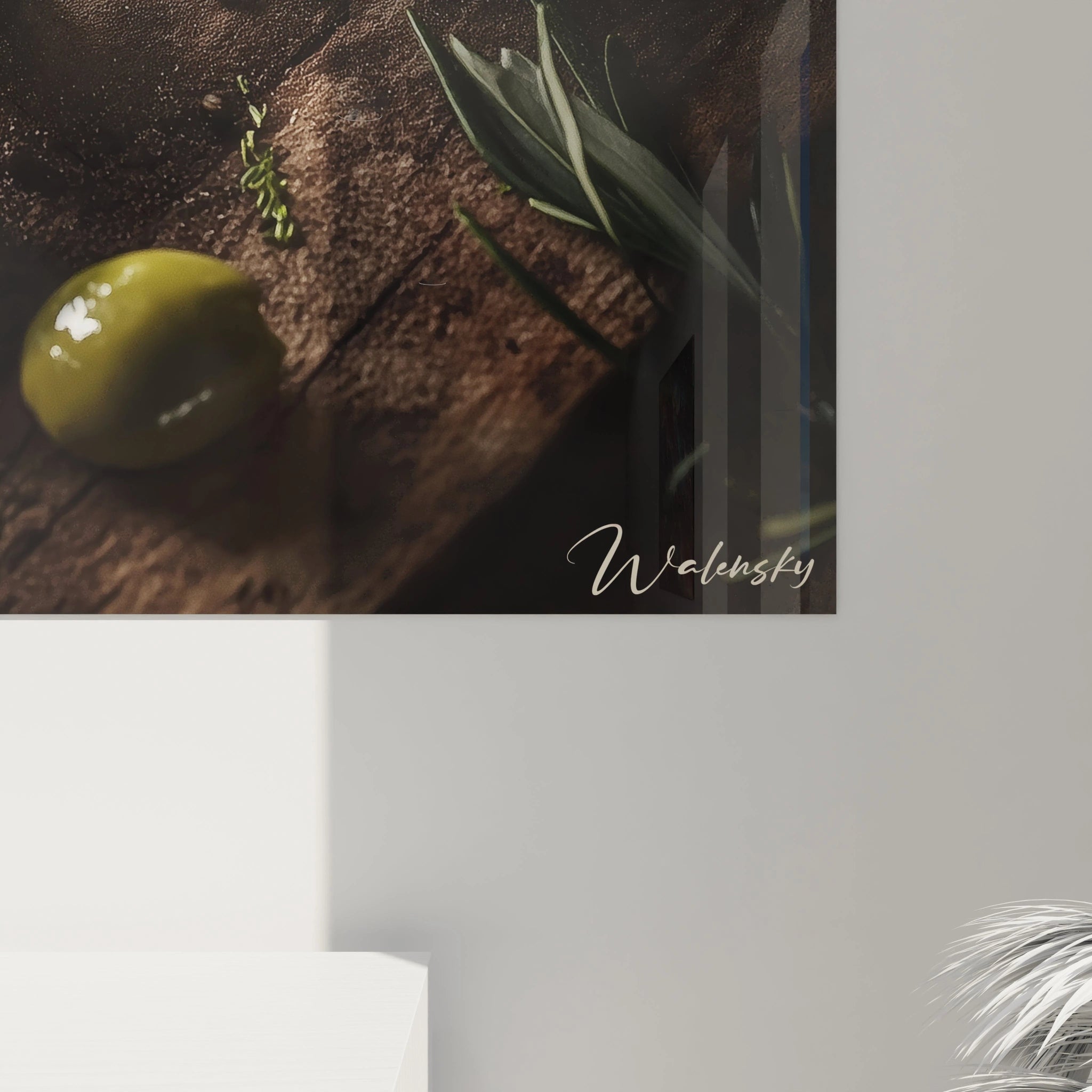 Un tableau fromage reprĂ©sentant un fromage affinĂ© dĂ©taillĂ©, avec des olives vernissĂ©es et du feuillage dâolivier, le tout posĂ© sur une planche rustique aux teintes naturelles et contrastĂ©es.