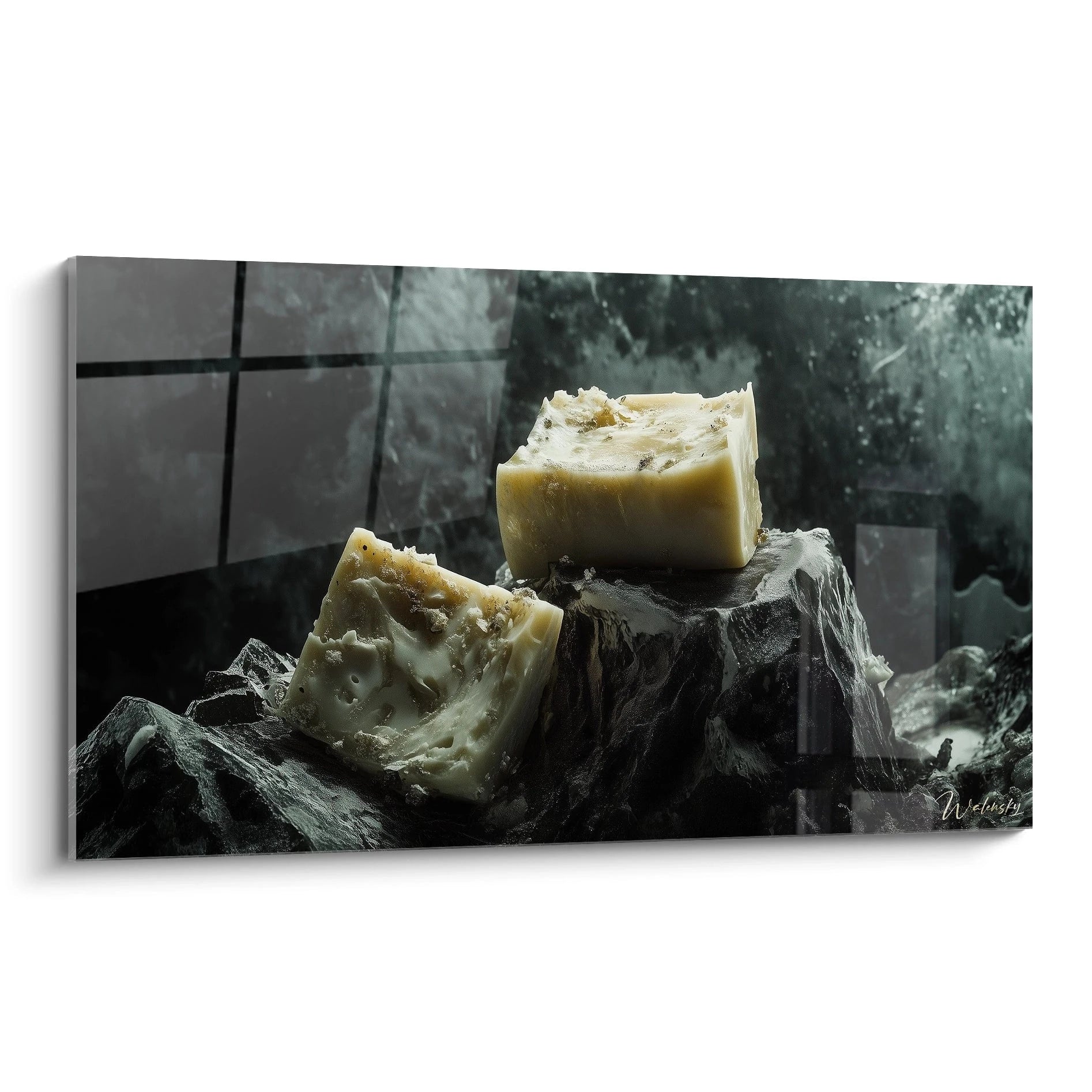 Un tableau fromage mettant en avant deux morceaux de fromage posés sur une surface rocheuse, avec des teintes beige, noir et gris, des textures rugueuses et une lumiÚre contrastée.