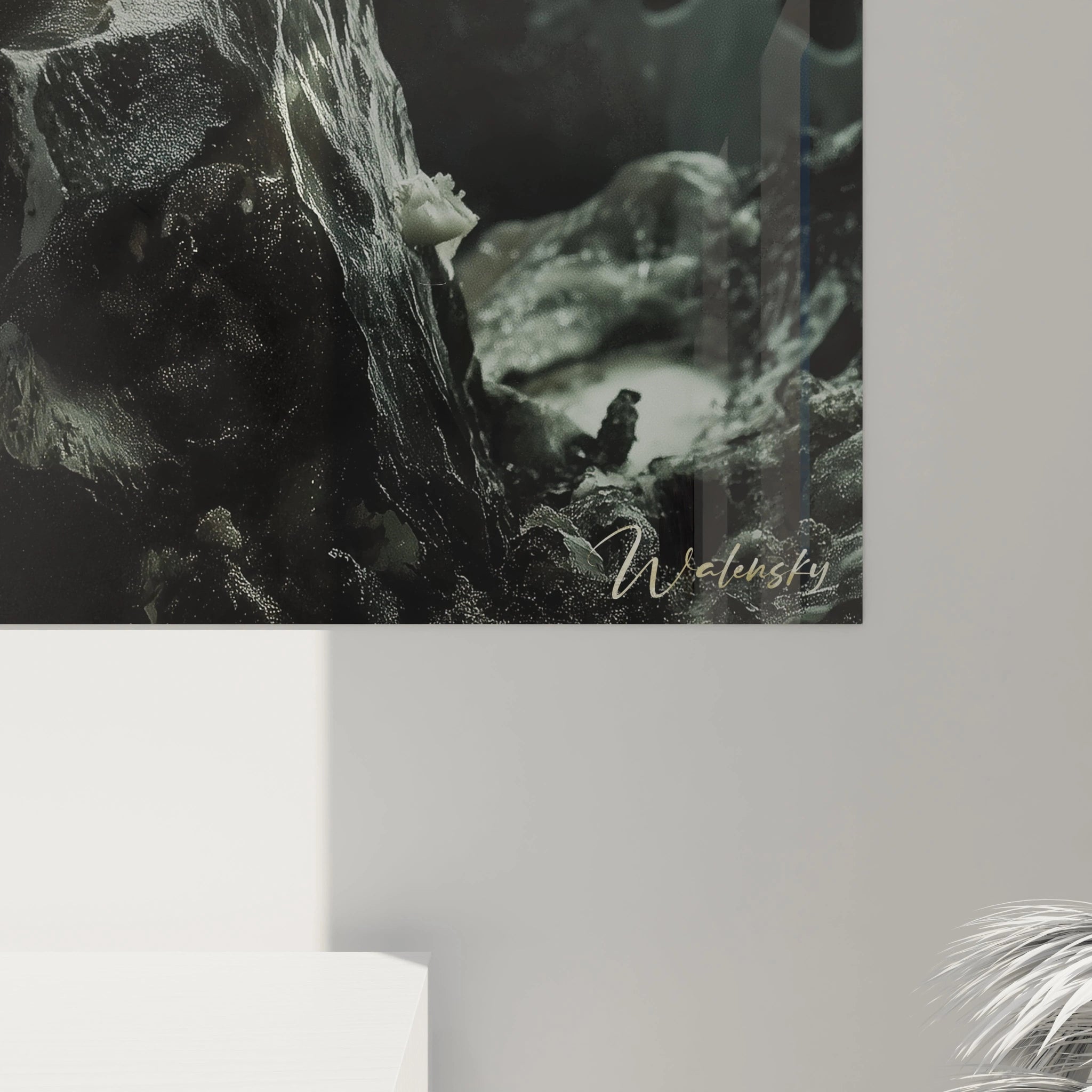 Un tableau fromage oĂč deux morceaux de fromage aux bords irrĂ©guliers reposent sur une surface sombre et texturĂ©e, dans des tons beige, noir et gris, avec des effets de lumiĂšre dramatiques.