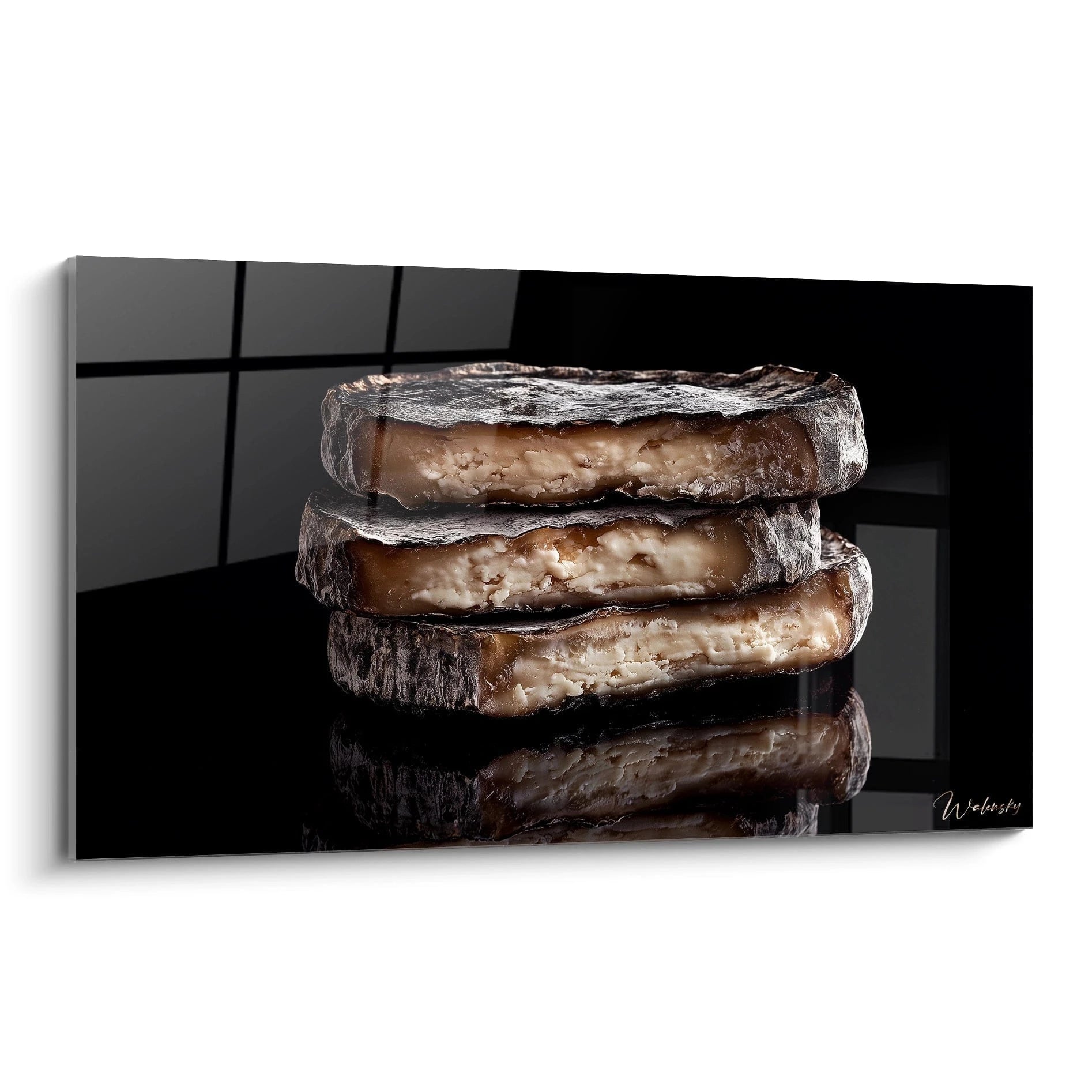 Un tableau fromage montrant une texture détaillée, avec une croûte foncée et rugueuse contrastant avec une pùte beige et crémeuse. Les nuances de noir, marron et beige soulignent le réalisme des textures.