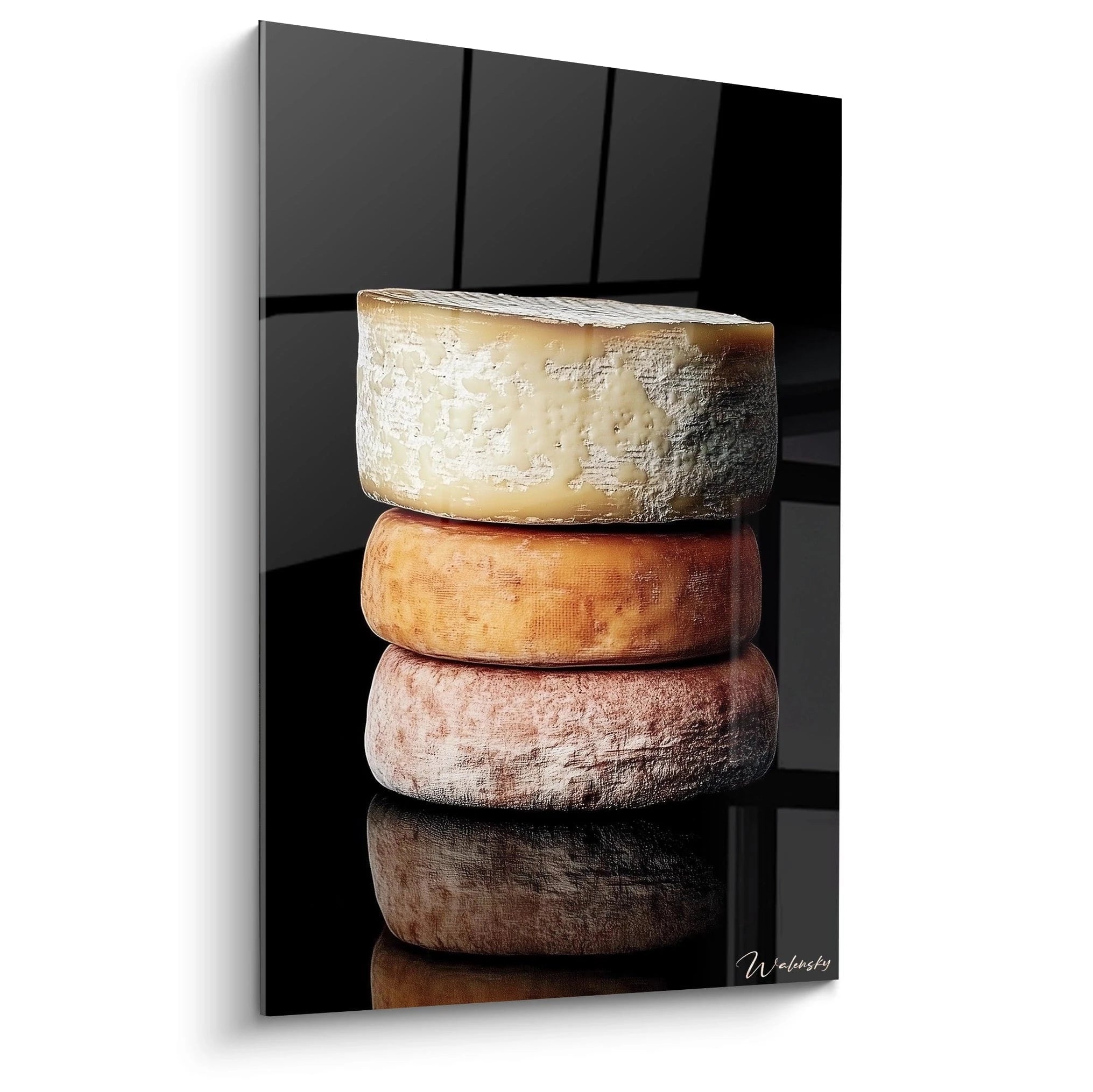 Un tableau fromage représentant trois meules empilées, aux croûtes texturées en beige, marron et or, avec un fond noir lisse et un éclairage contrasté.