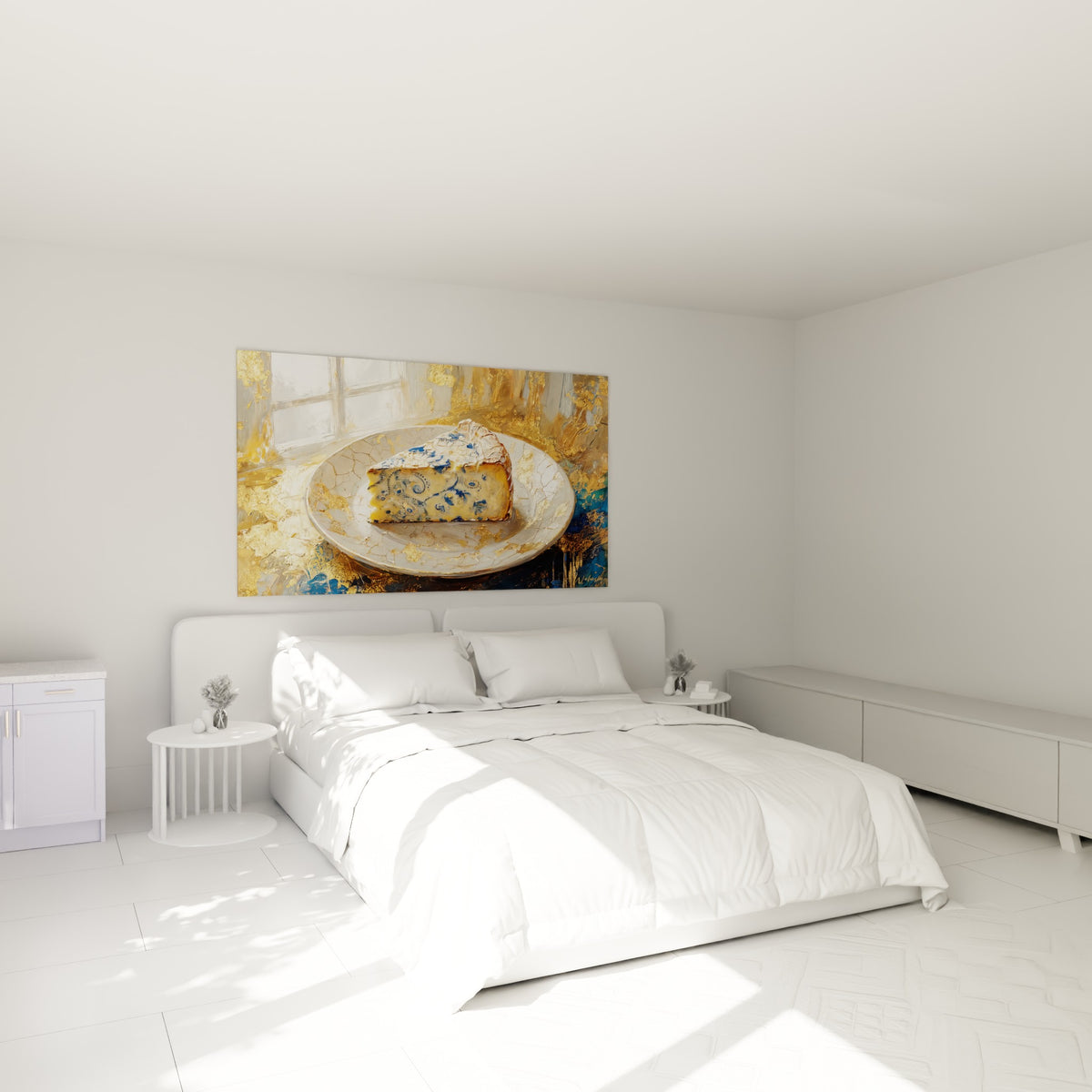 Part de fromage doré aux veines bleu marine accrochée au-dessus d'un lit dans une chambre claire