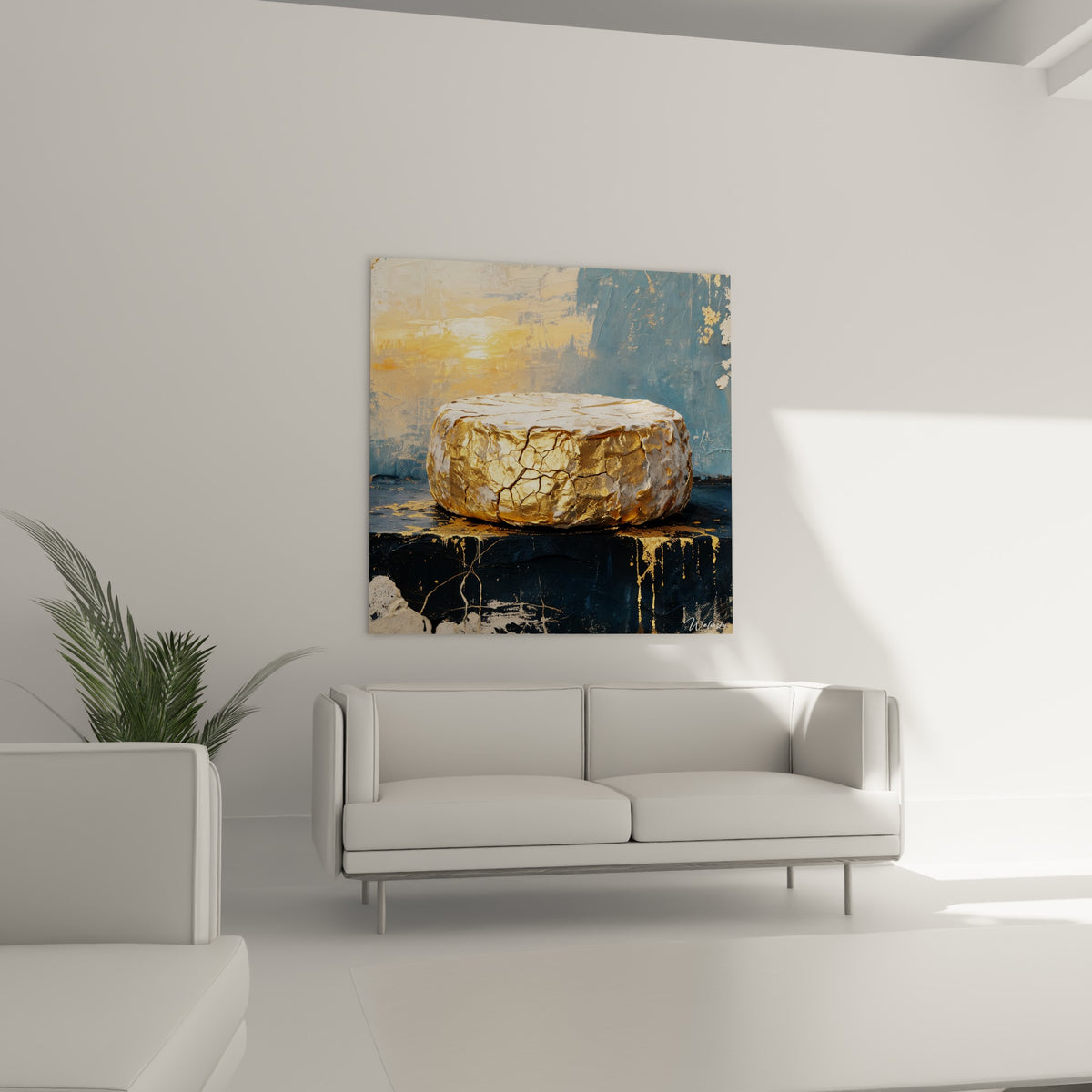 Fromage sculptural aux reflets dorés et bleu ardoise accroché au-dessus d'un canapé dans un salon lumineux