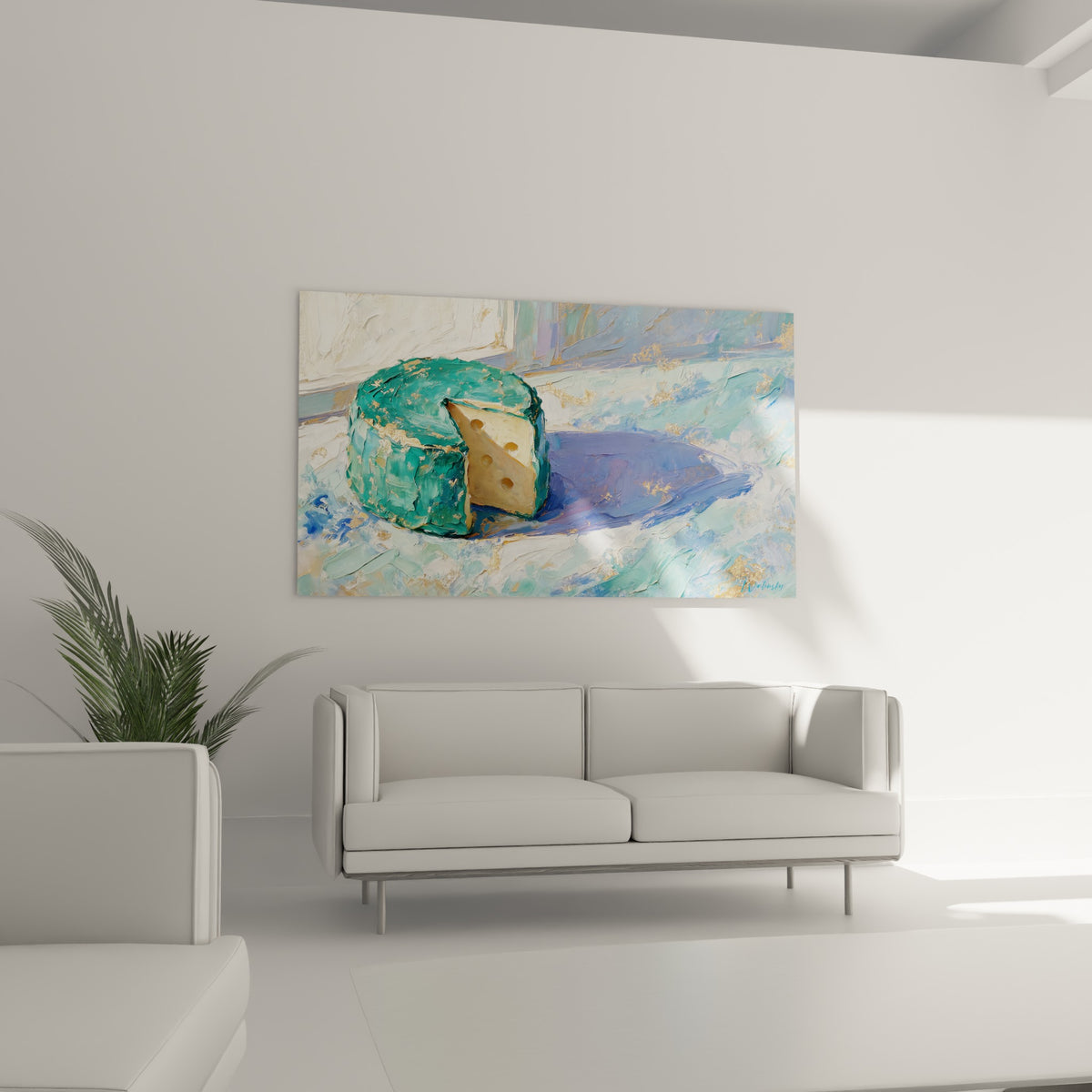Meule turquoise entamée révélant sa chair jaune, accrochée au-dessus d'un canapé dans un salon lumineux