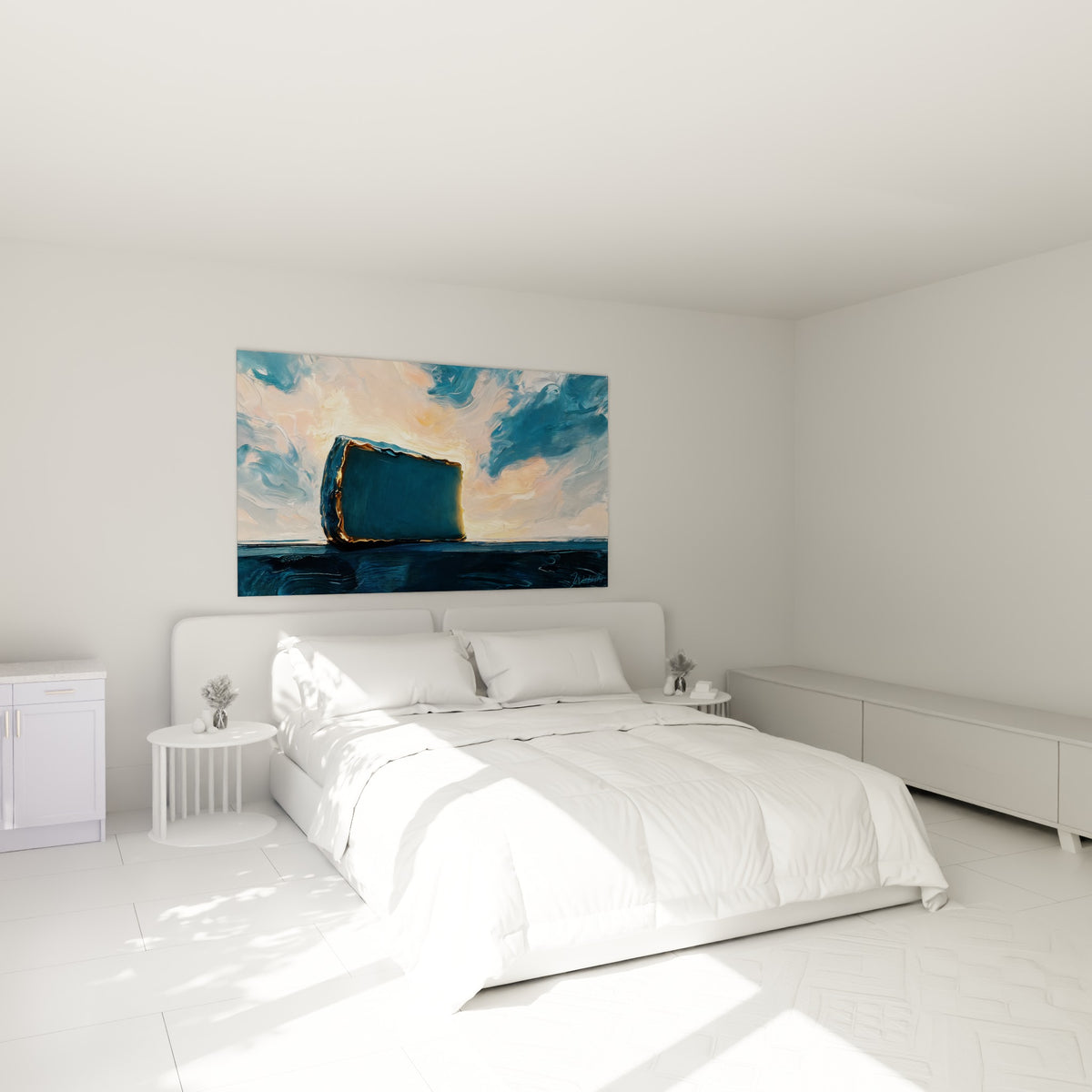 Bloc de fromage bleu marine aux contours dorés, accroché au-dessus d'un lit dans une chambre claire