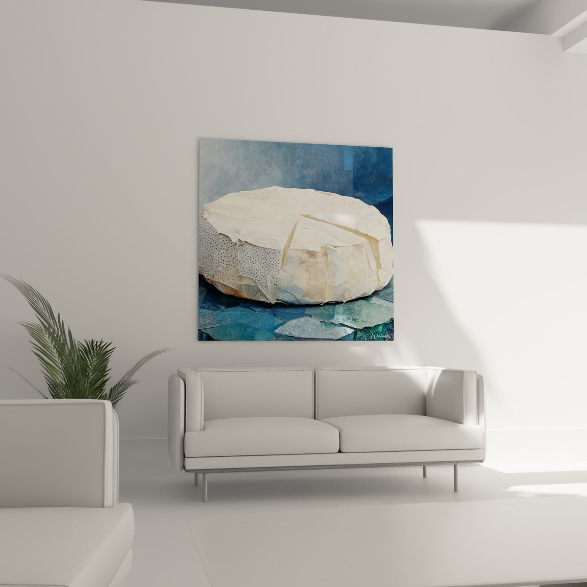 Meule fromage tachetée gris et ivoire, sol mosaïque bleu-vert, au-dessus d'un canapé dans un salon lumineux