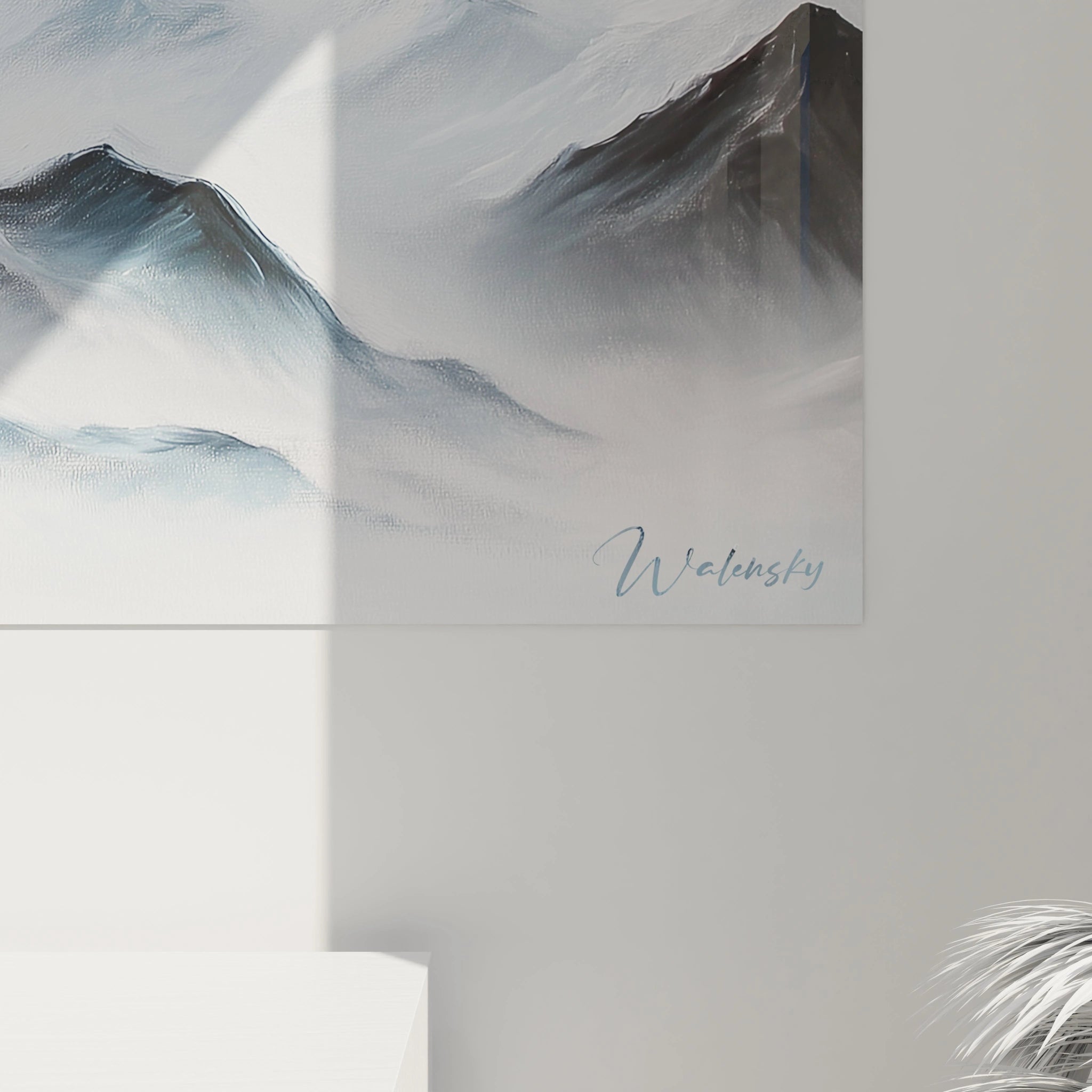 Un tableau montagne panoramique aux couleurs froides, capturant l'essence éthérée de sommets enneigés baignés dans une lumière diffuse, avec des transitions subtiles entre les différents plans montagneux créant une profondeur infinie.