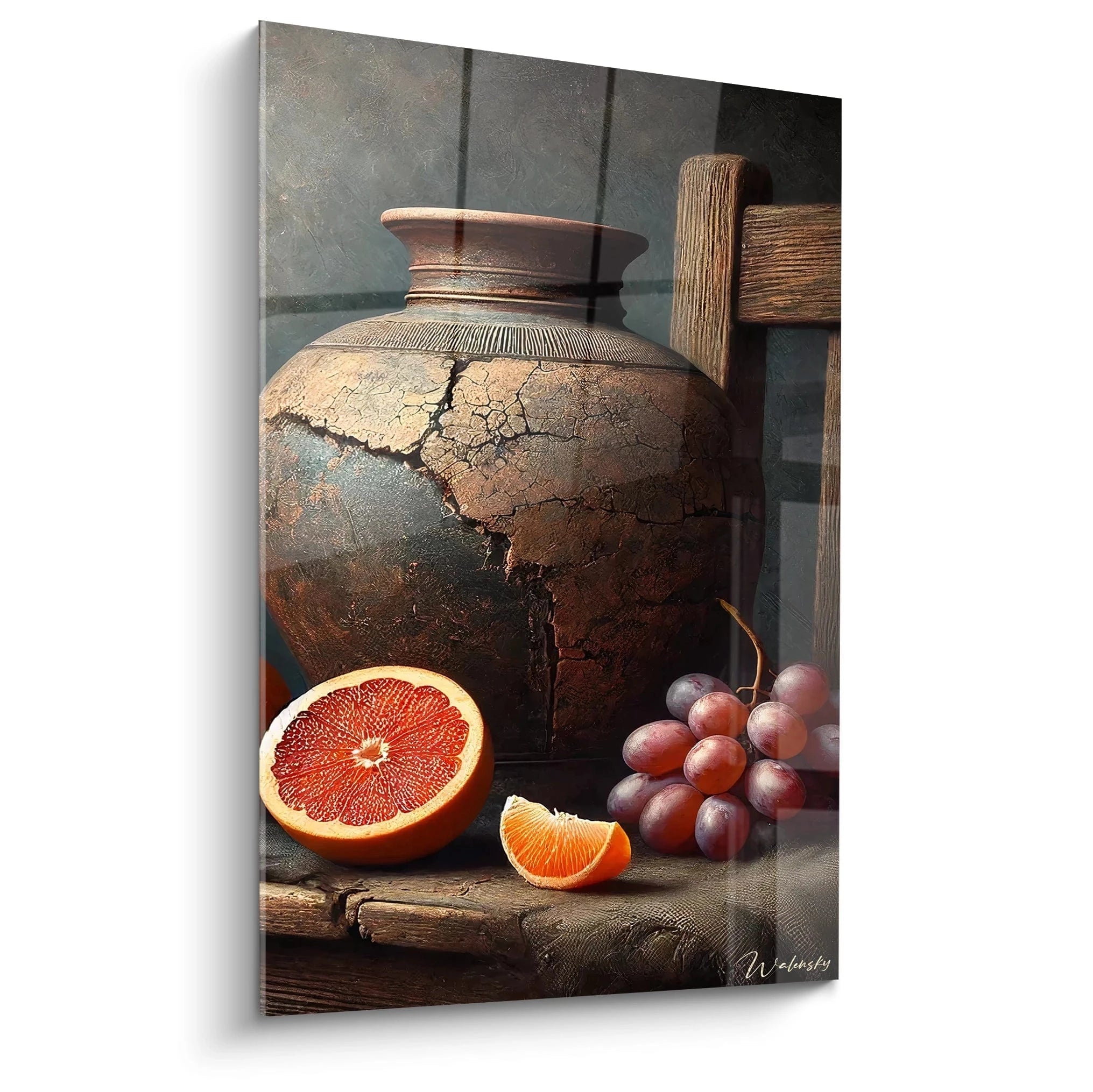 Un tableau nature morte abstrait représentant un vase craquelé marron, des raisins violets et une tranche d’orange sanguine, avec un fond sombre texturé.