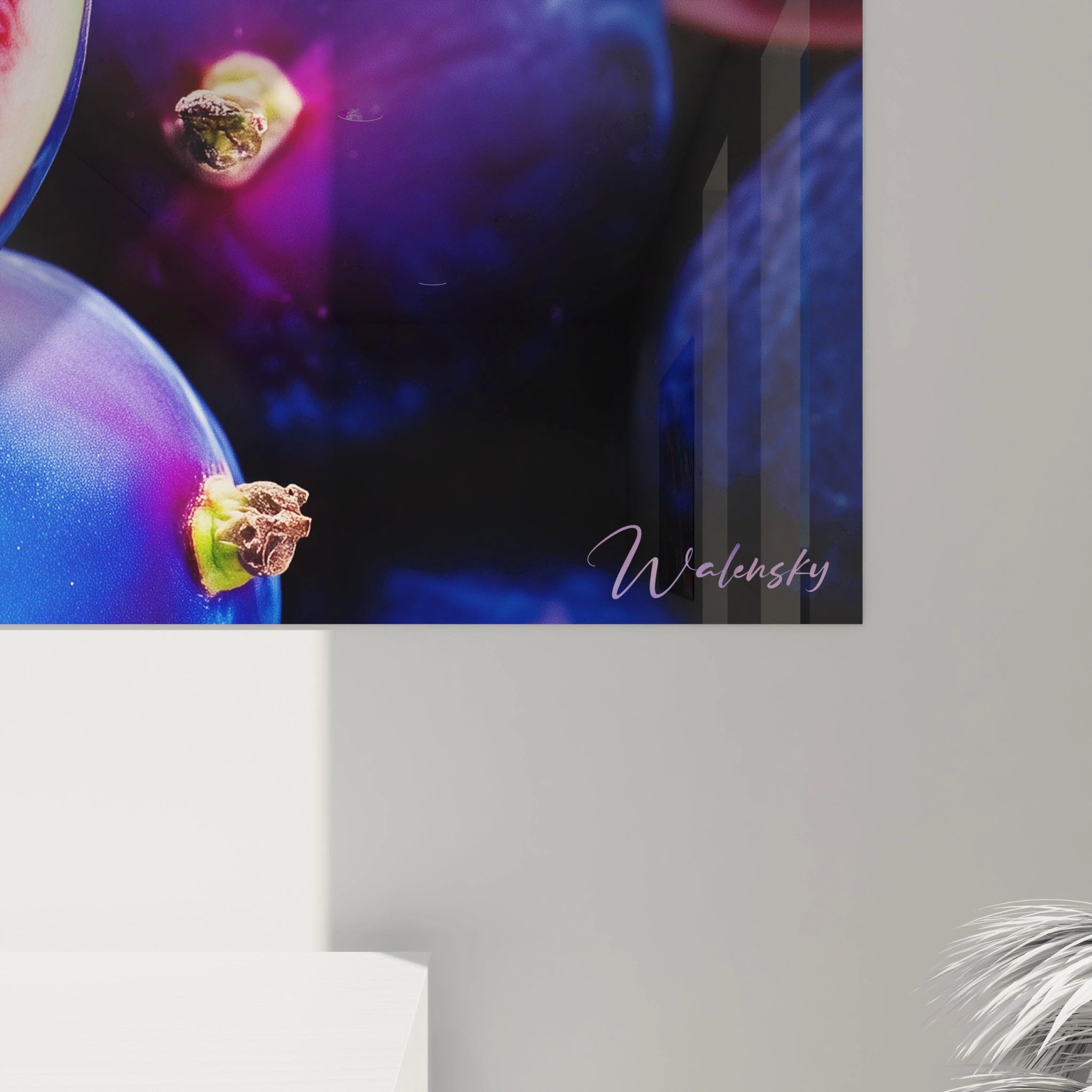 Un tableau fruit capturant des baies bleues aux reflets lumineux dans un bol en bois, accompagné d’une feuille verte. Le bois présente des veinures apparentes qui contrastent avec la texture lisse des fruits.