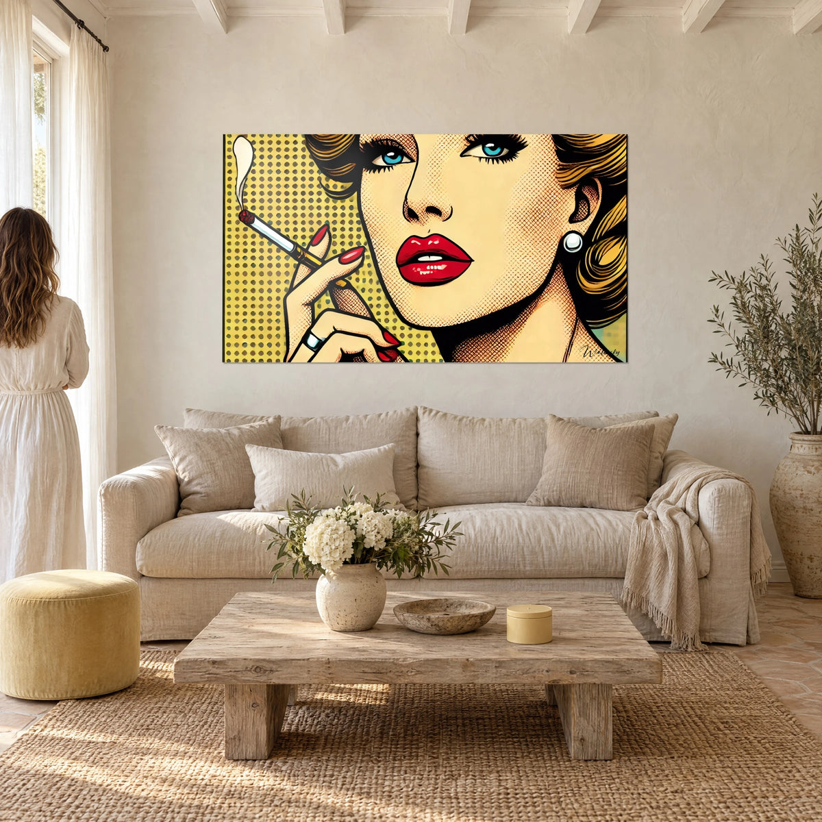 Πίνακας πορτρέτο pop art μιας ξανθιάς με κόκκινα χείλη και τυρκουάζ μάτια, καπνίζοντας τσιγάρο, πάνω από έναν καναπέ σε φωτεινό σαλόνι