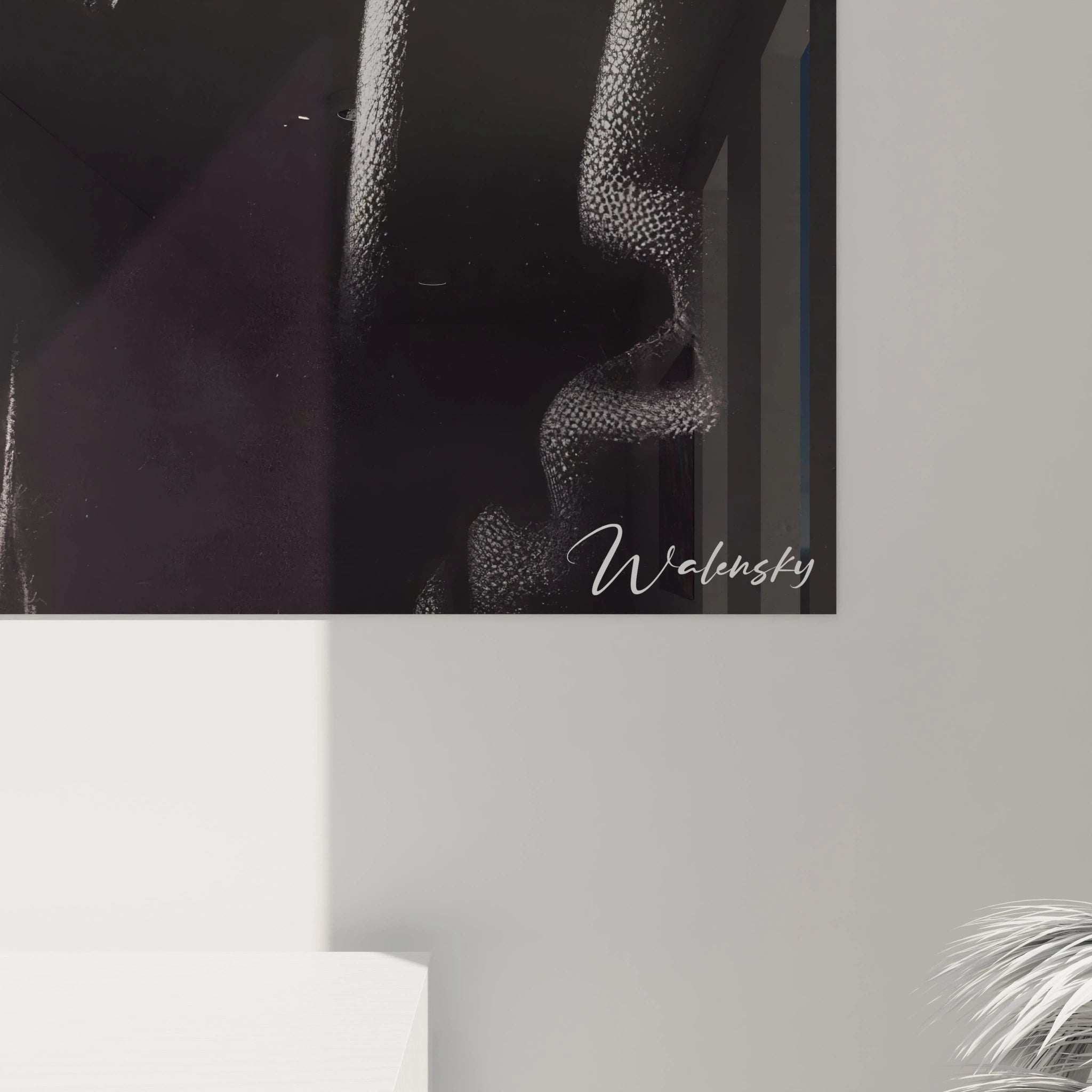 Une vue rapprochée révèle la finesse des textures du manteau, la douceur des dégradés de fumée et les détails des lampadaires de ce tableau noir et blanc au style inspiré des films noirs.